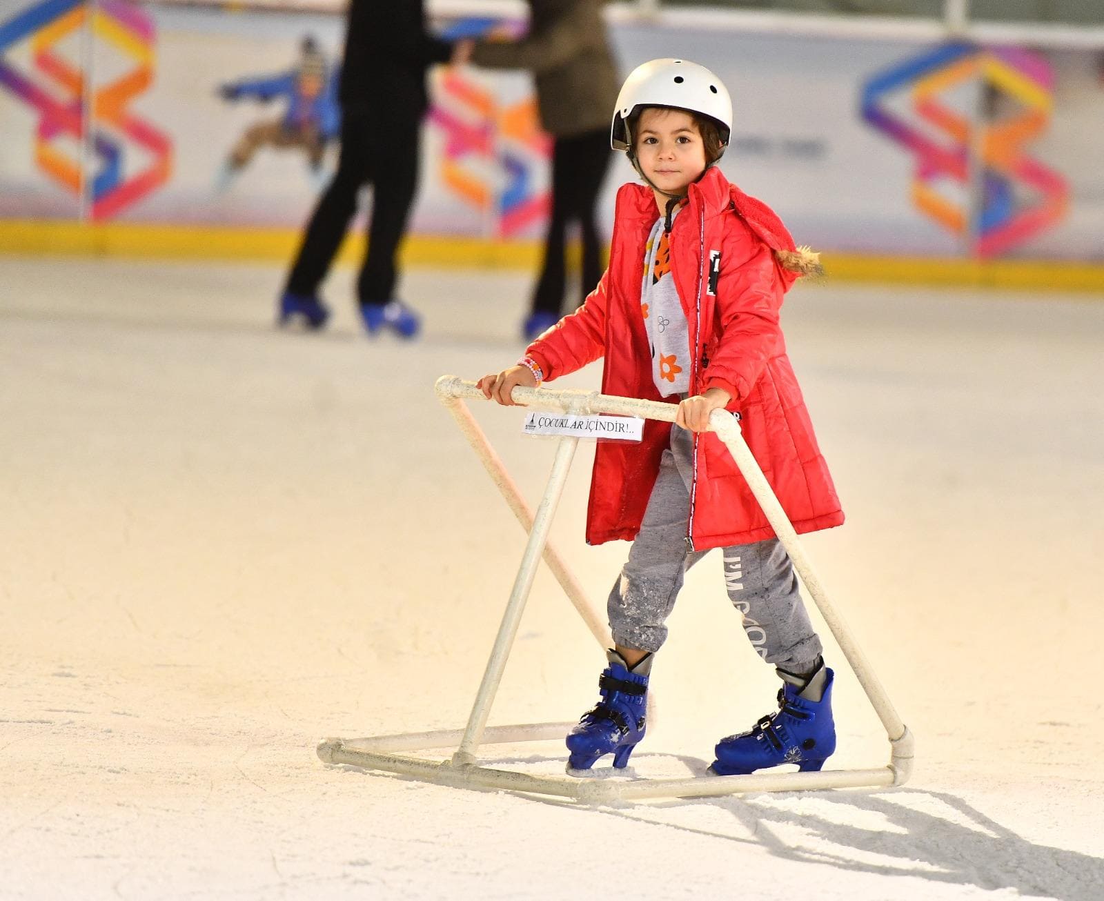 Karne Alan Öğrencilere Müjde! İzmir’de Buz Pisti Ücretsiz (1)