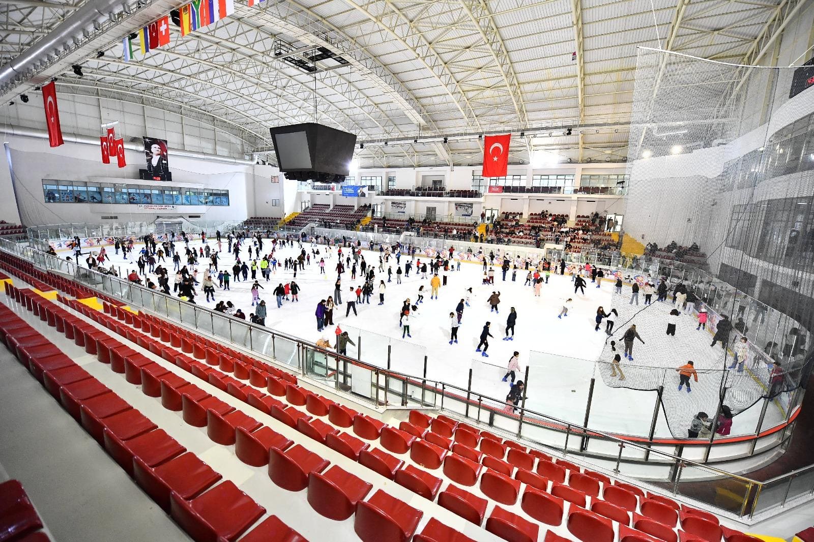 Karne Alan Öğrencilere Müjde! İzmir’de Buz Pisti Ücretsiz (2)