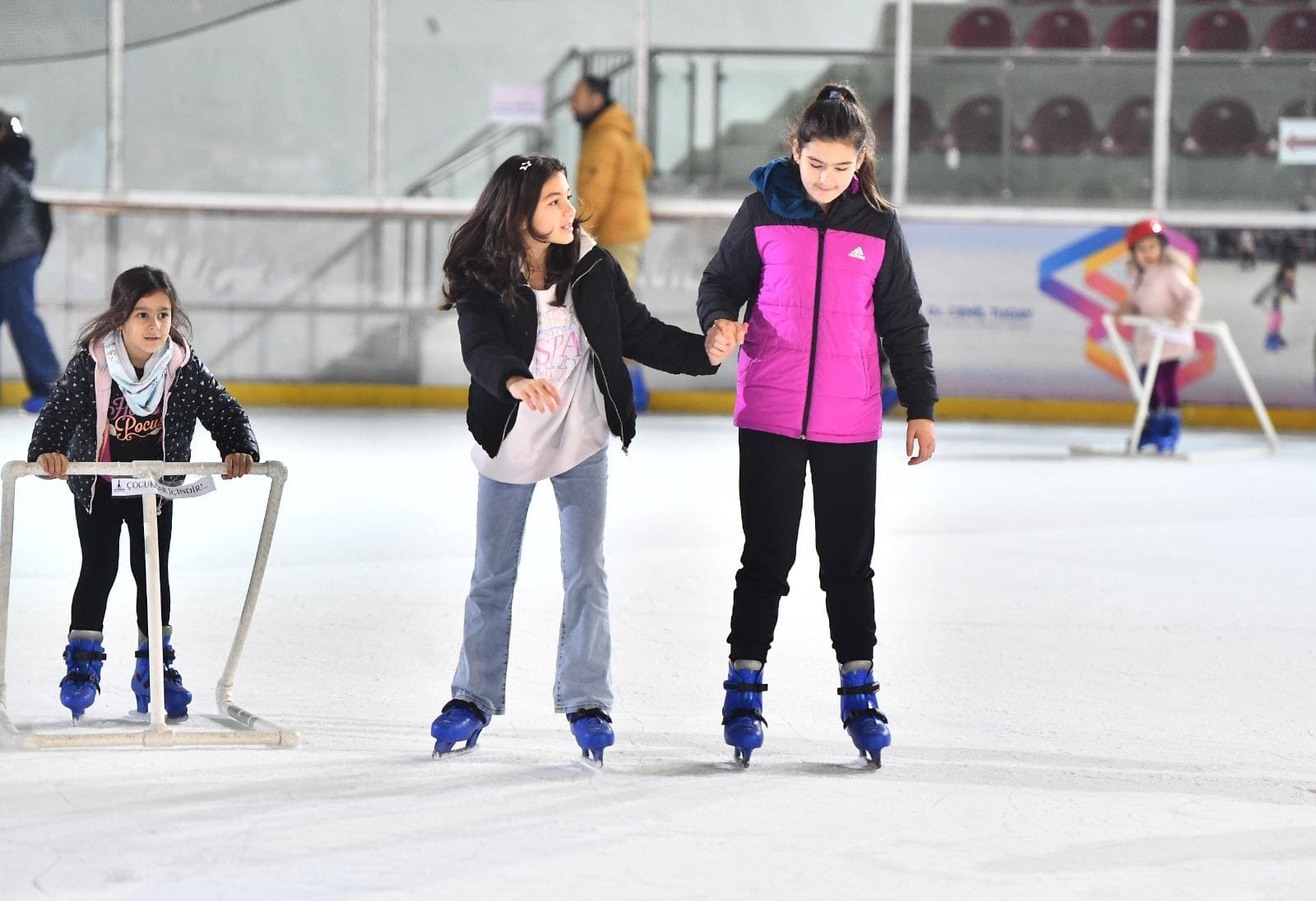 Karne Alan Öğrencilere Müjde! İzmir’de Buz Pisti Ücretsiz (8)