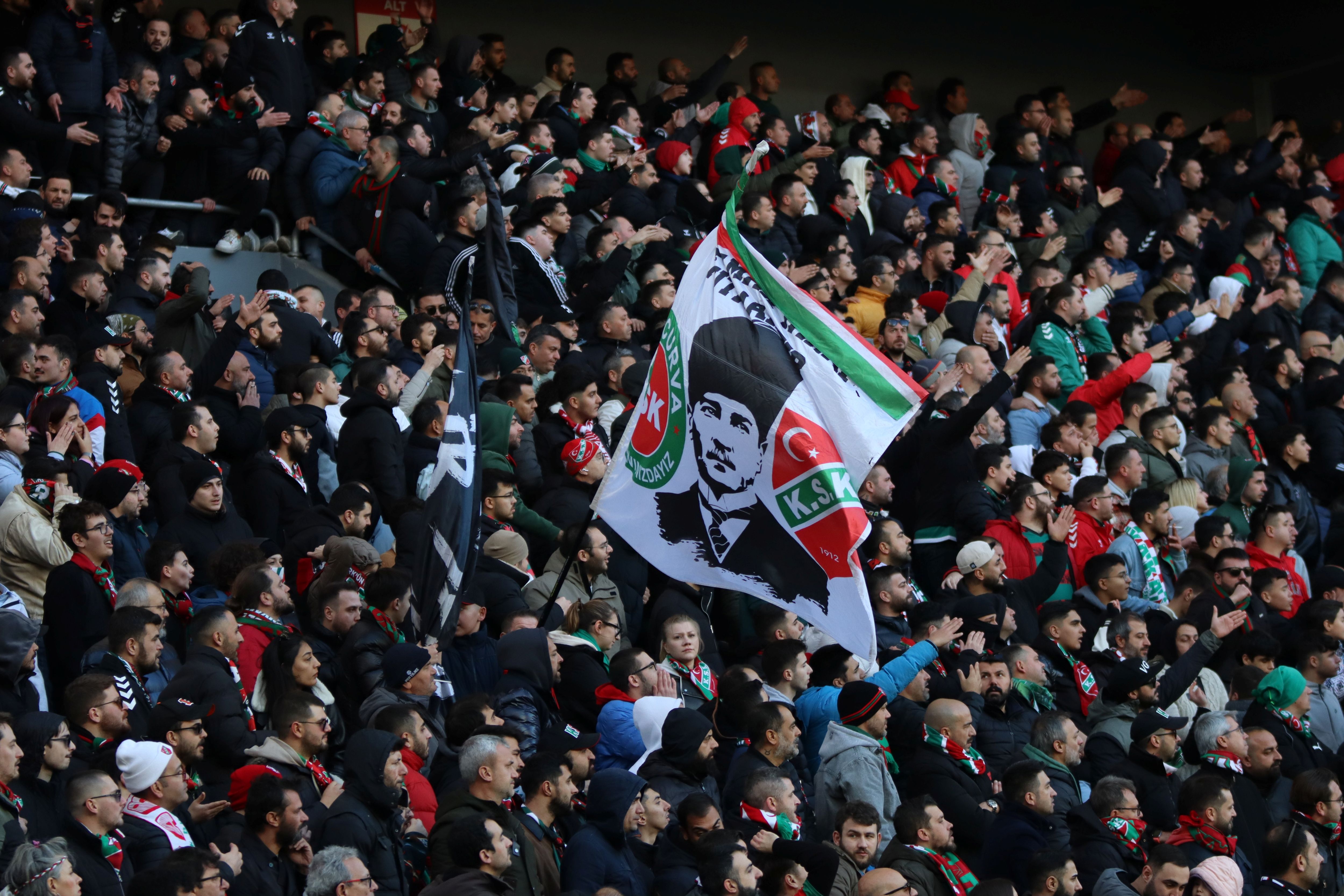 Karşıyaka’da Son Saniye Şoku! Evinde Yıkıldı (2)