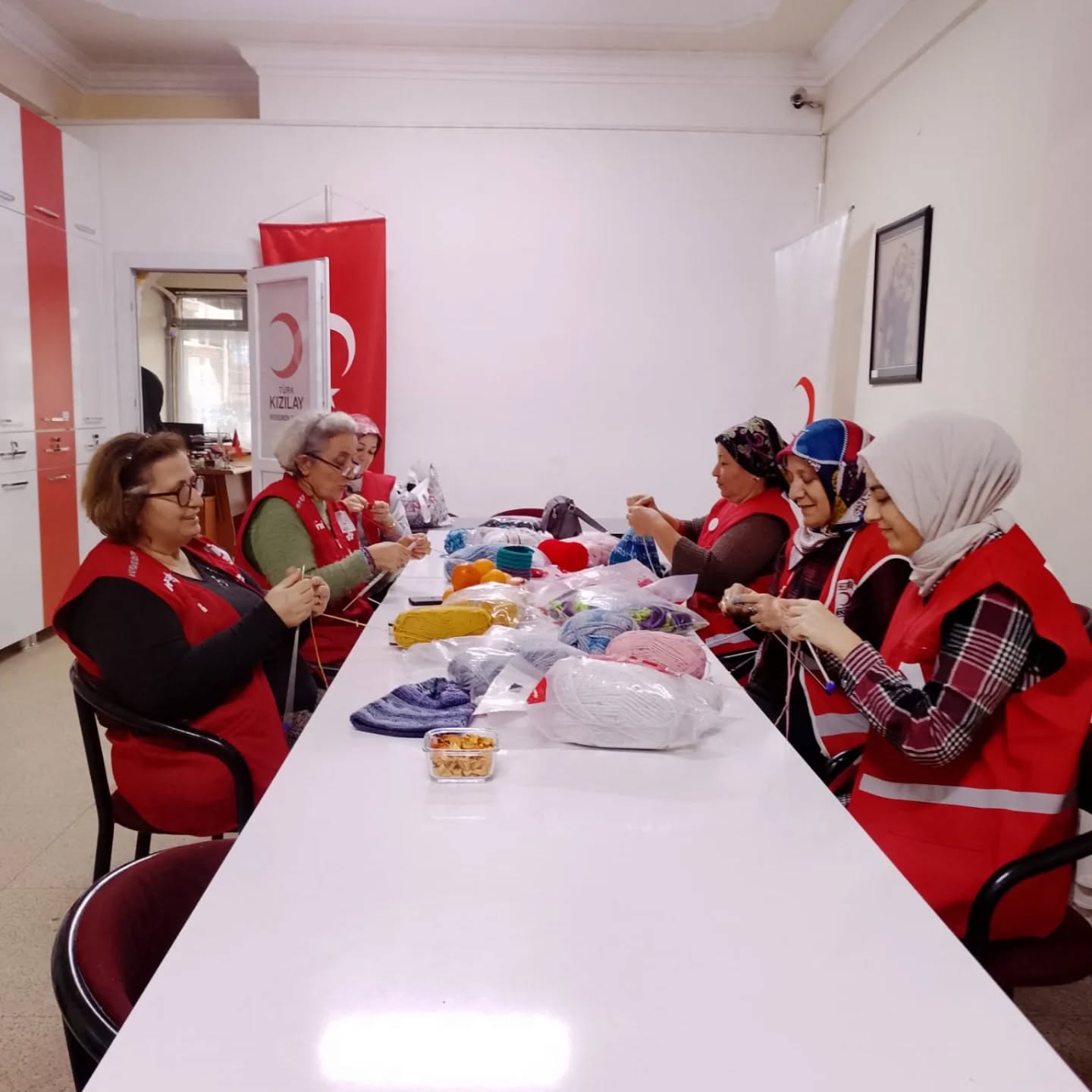 Kızılay Menemen Çocukların Hem Kalbini Hem Ellerini Isıtıyor (1)-1