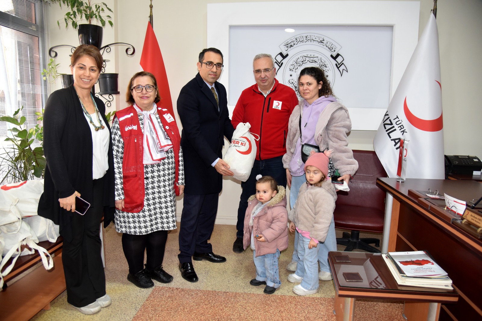Kızılay Menemen Çocukların Hem Kalbini Hem Ellerini Isıtıyor (1)