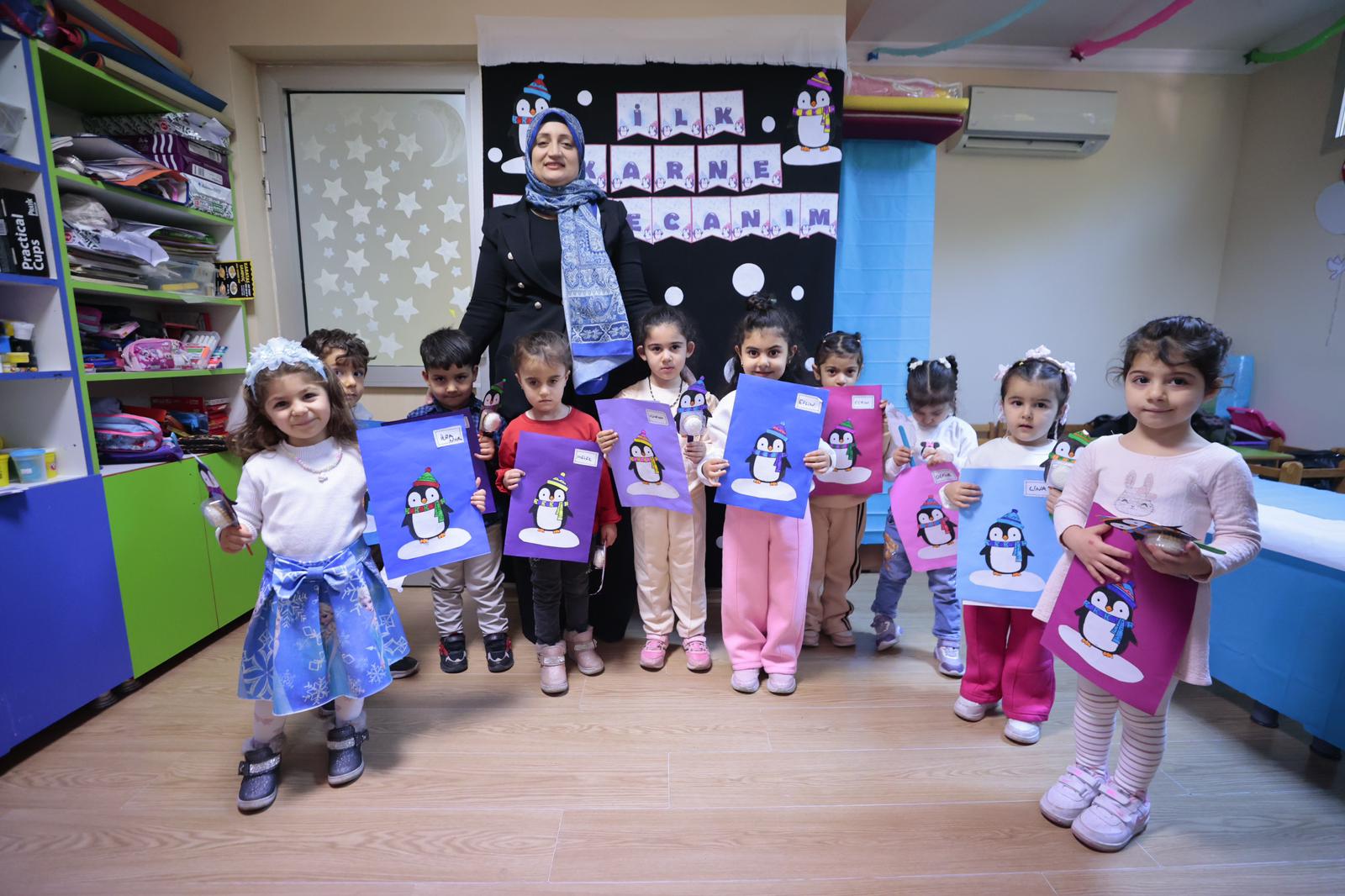 Konak Belediyesi’nin Okul Öncesi Eğitimde Fırsat Eşitliği Sunan Mutlu Çocuklar Oyun Evleri’nde Eğitim Gören 292 Çocuk, Karne Heyecanı Yaşadı (2)