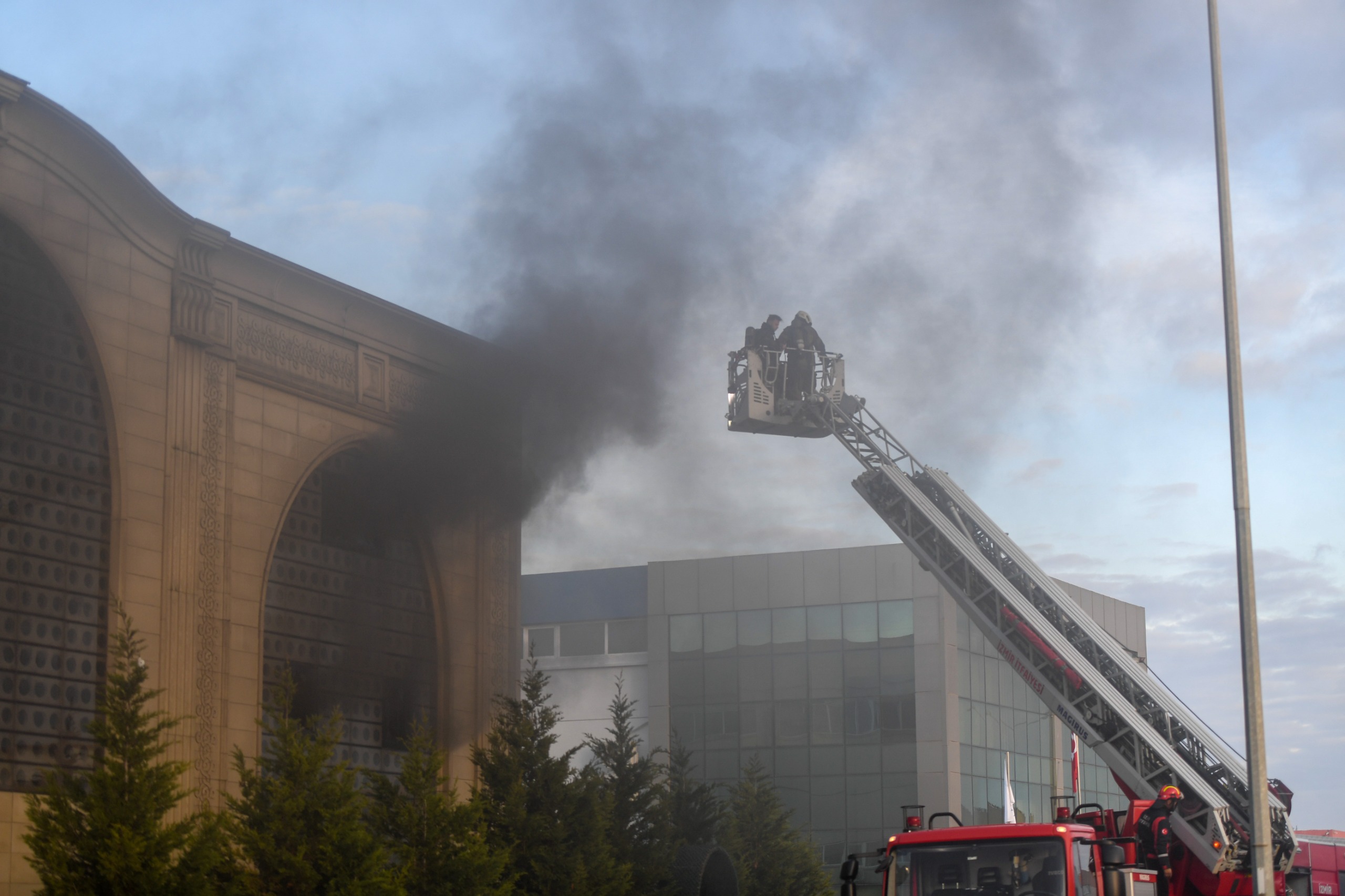 Menderes’te Korkutan Yangın! Fabrika Alevlere Teslim Oldu (1)