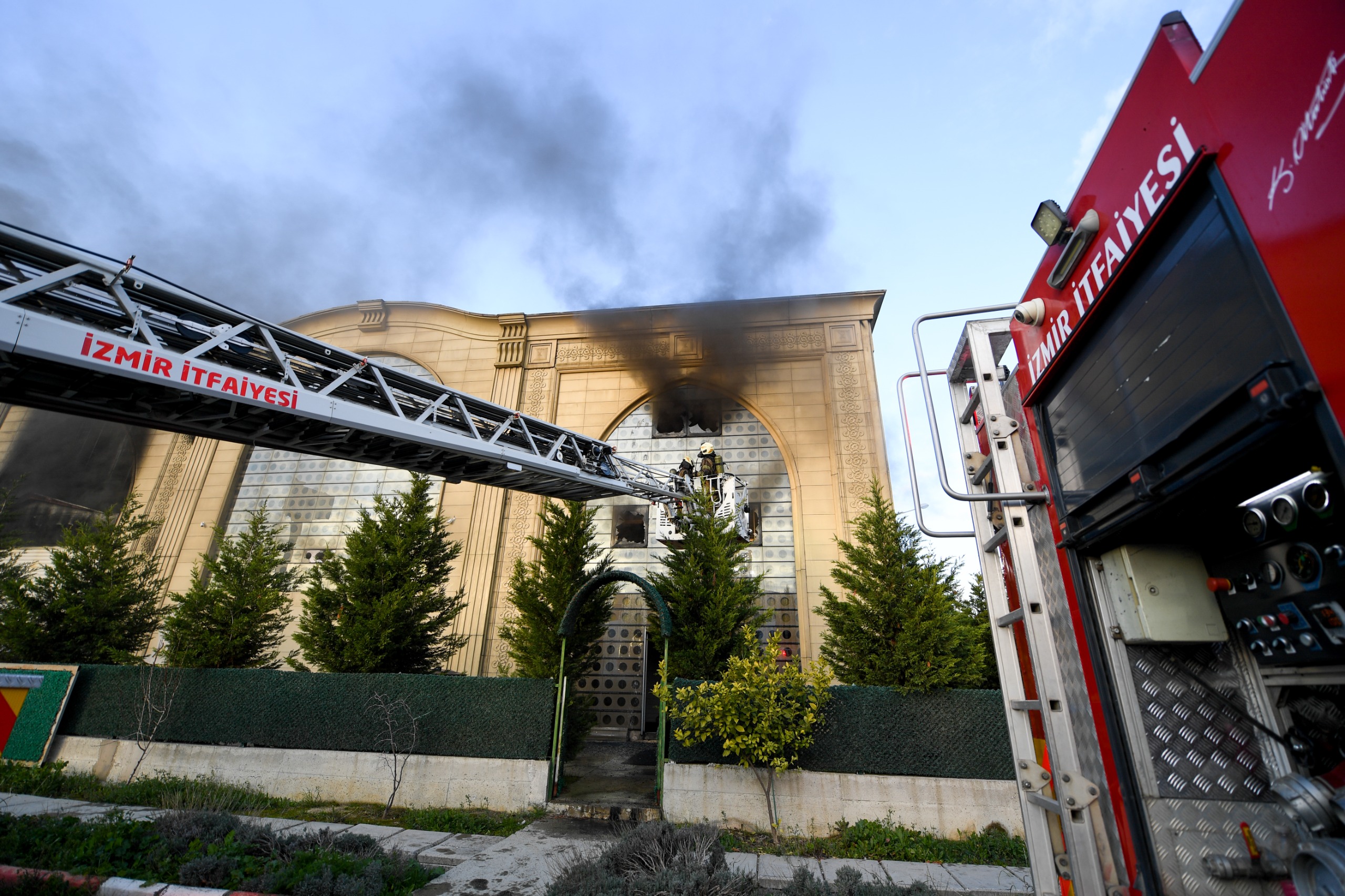 Menderes’te Korkutan Yangın! Fabrika Alevlere Teslim Oldu (3)