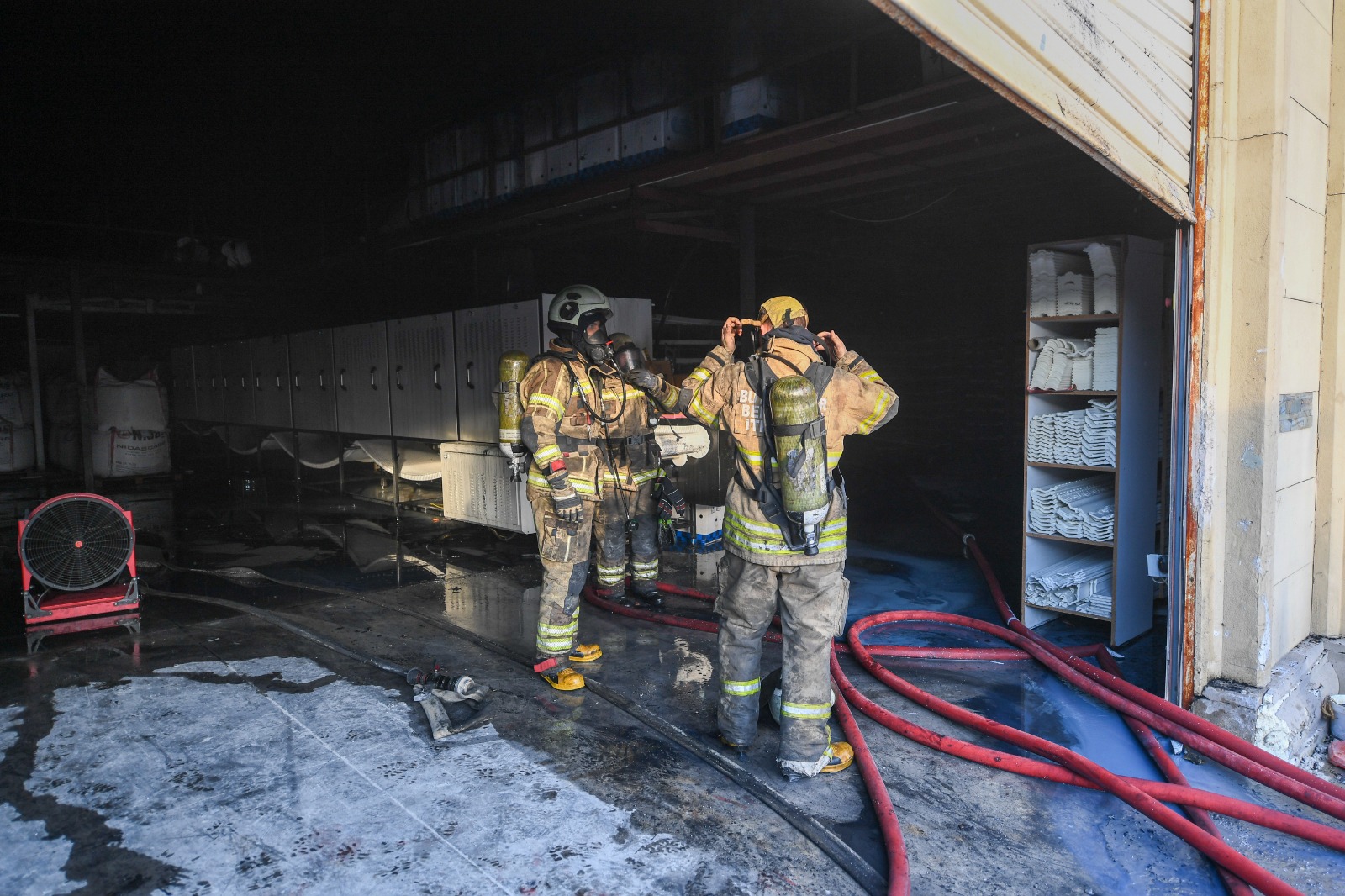 Menderes’te Korkutan Yangın! Fabrika Alevlere Teslim Oldu (6)
