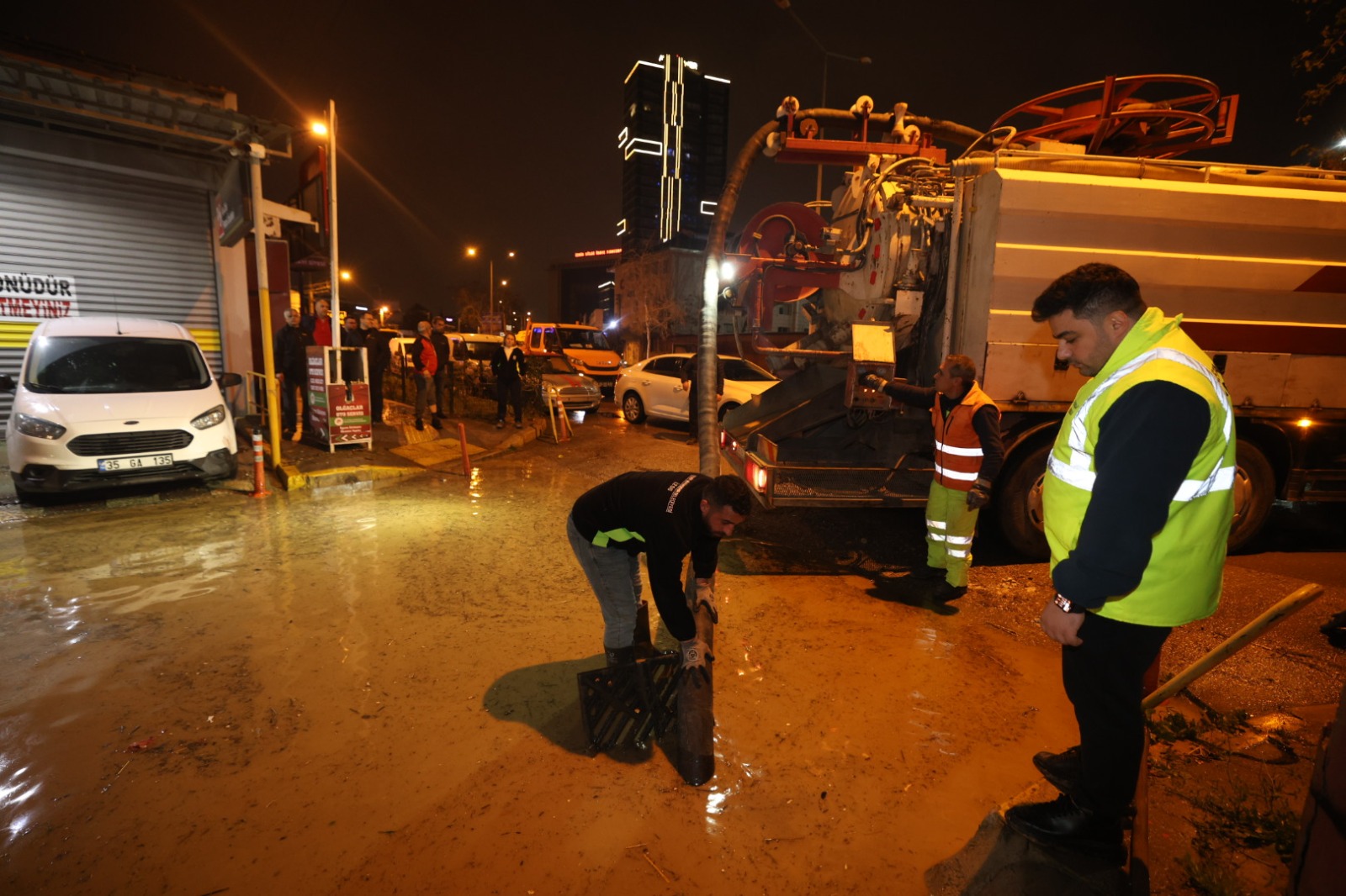 Metrekareye 80 Kilo Yağış Düştü, İzmir’de Seferberlik Ilan Edildi (10)