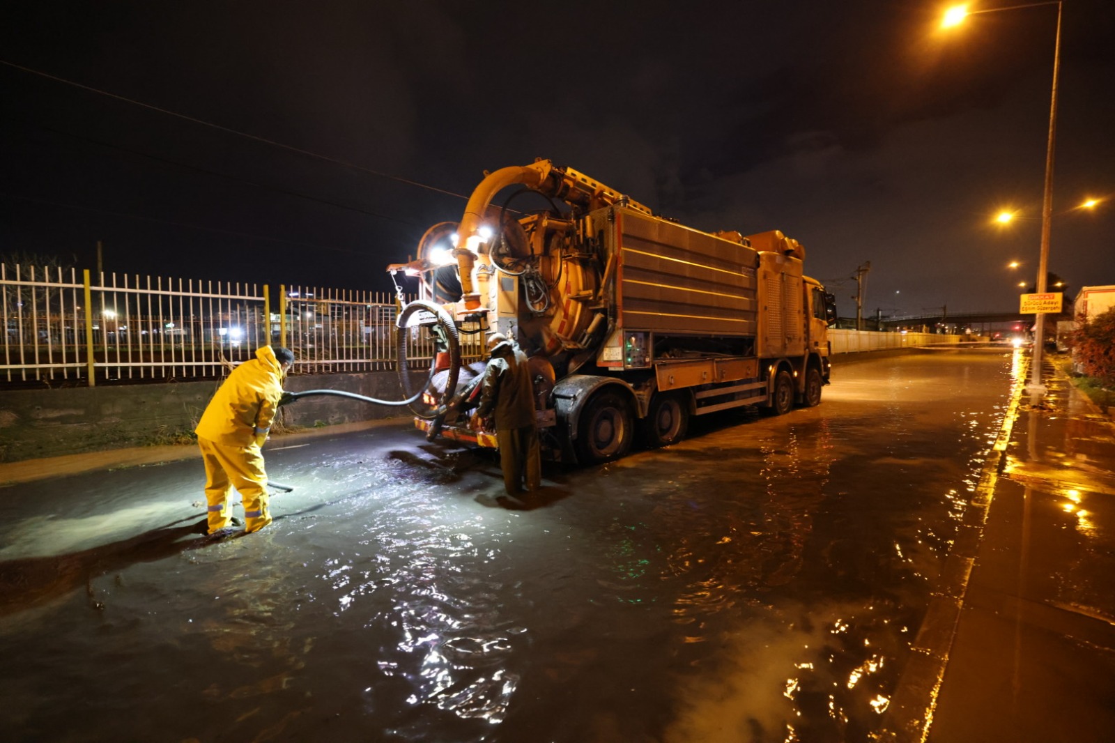 Metrekareye 80 Kilo Yağış Düştü, İzmir’de Seferberlik Ilan Edildi (11)