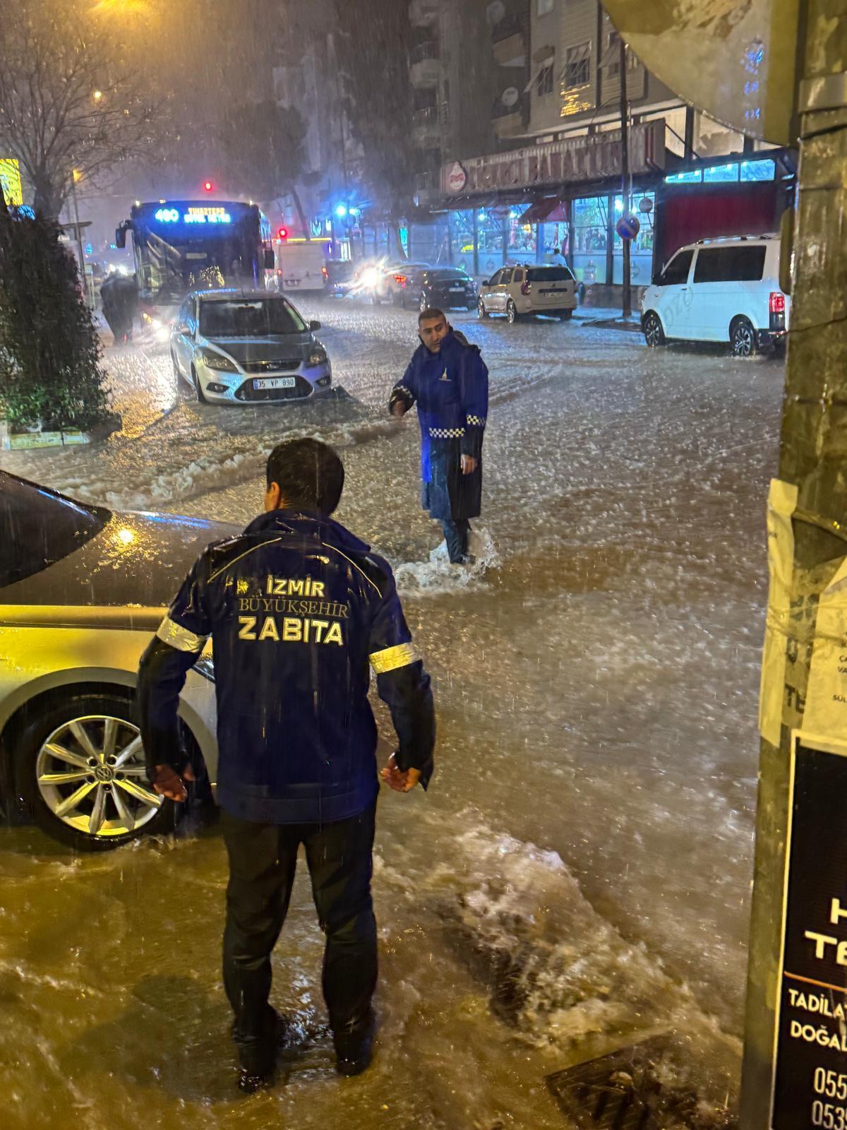 Metrekareye 80 Kilo Yağış Düştü, İzmir’de Seferberlik Ilan Edildi (2)