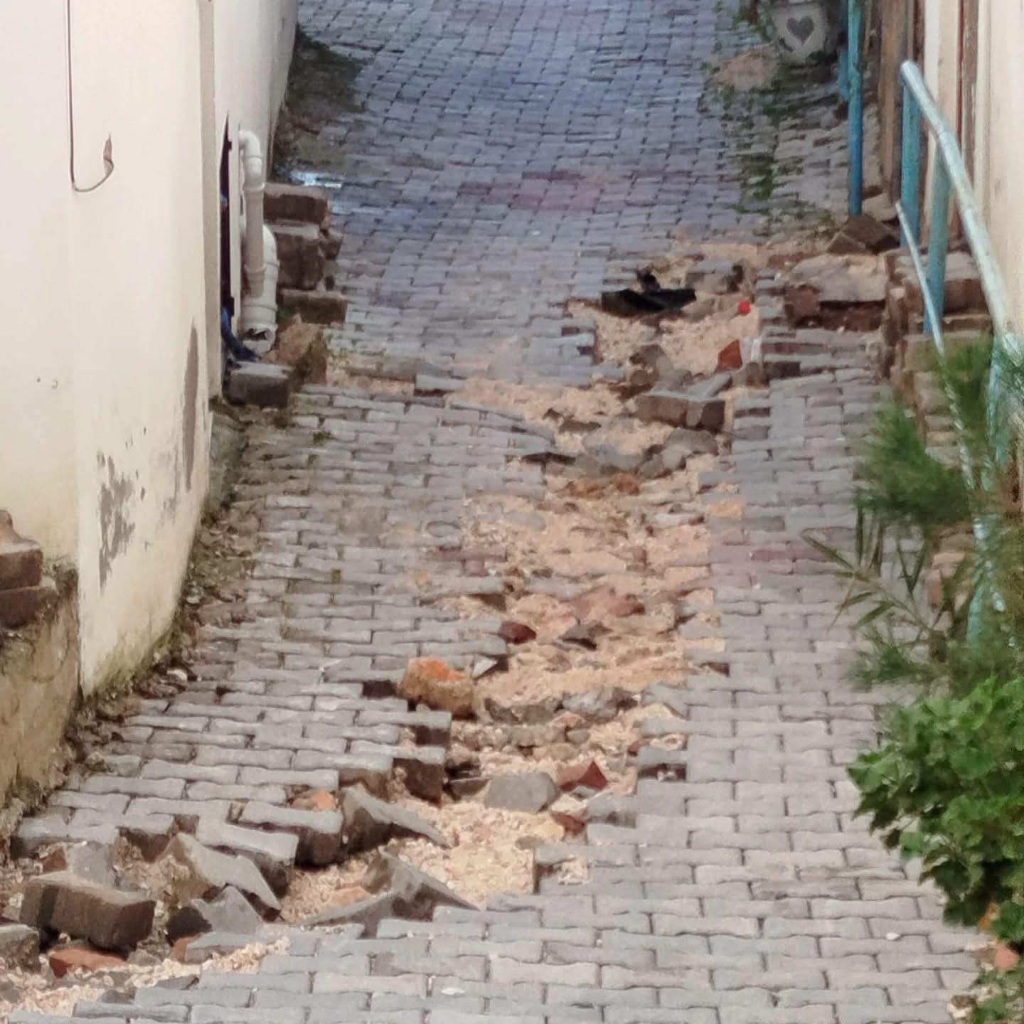 Mhp Çeşme İlçe Başkanı Galip Uluçam 'Çeşme’de Yollar Köstebek Yuvalarını Aratmıyor!' (1)