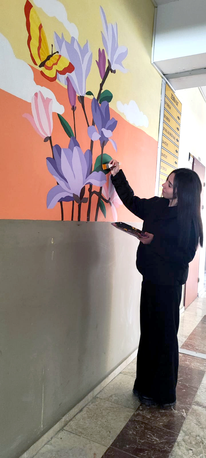 Okulumuzun Duvarları, Öğrencilerimizin Hayal Gücü Ve Renklerle Kurduğu Bağ Sayesinde Adeta Birer Sanat Eserine Dönüşüyor. (2)