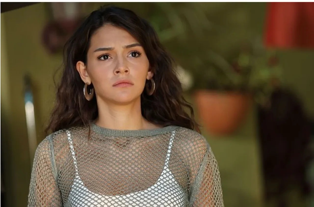 Oyuncu Cagla Boz Ve Gullunun Ogl (1)