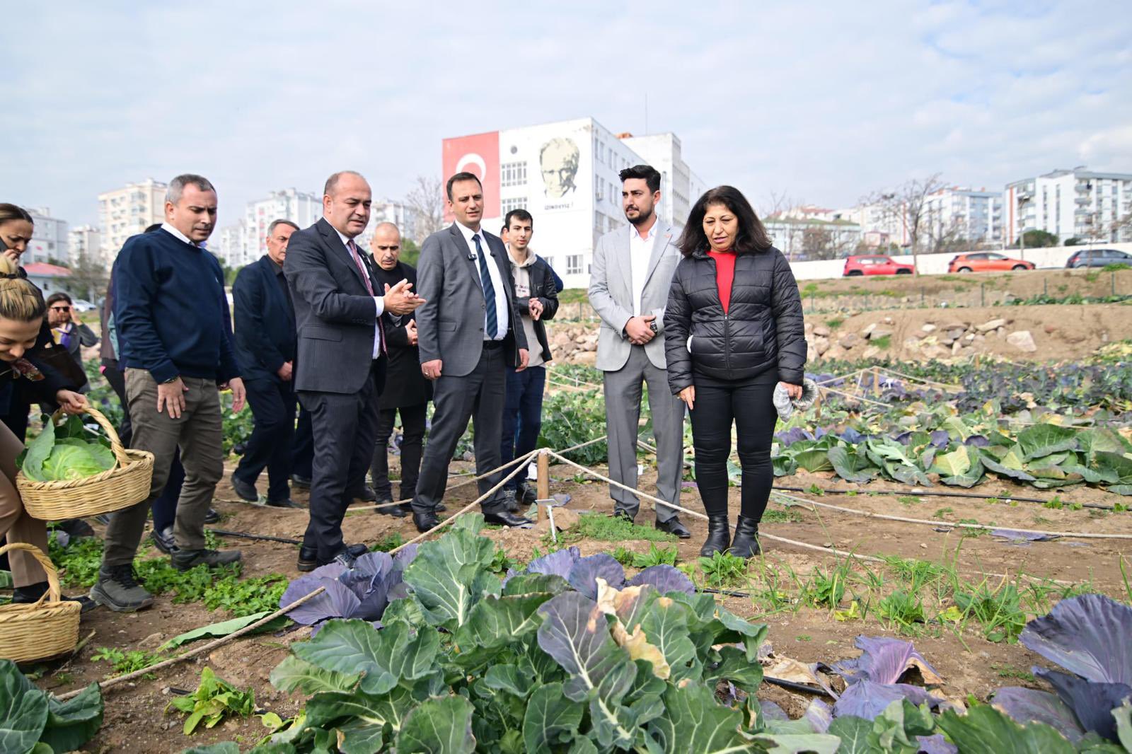 Özgür Karabat İzmir'de 'Chp Iktidara Gelince Türkiye’nin Dağlarında Çiçekler Açacak' (1)