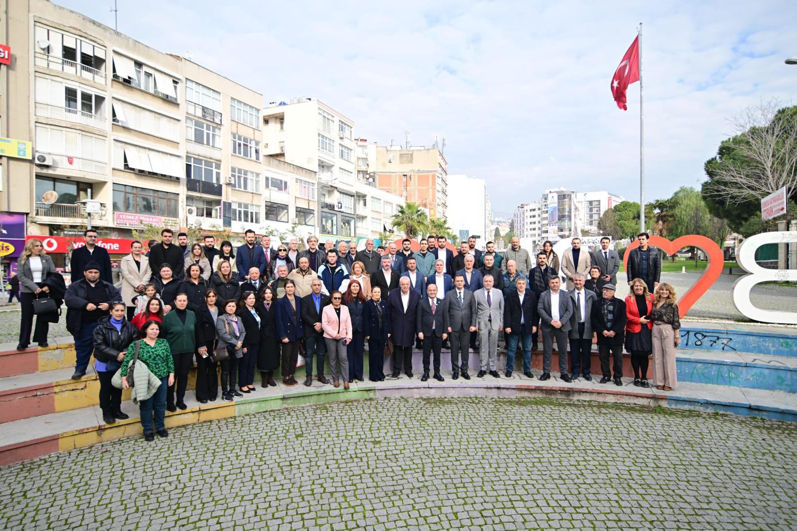 Özgür Karabat İzmir'de 'Chp Iktidara Gelince Türkiye’nin Dağlarında Çiçekler Açacak' (3)