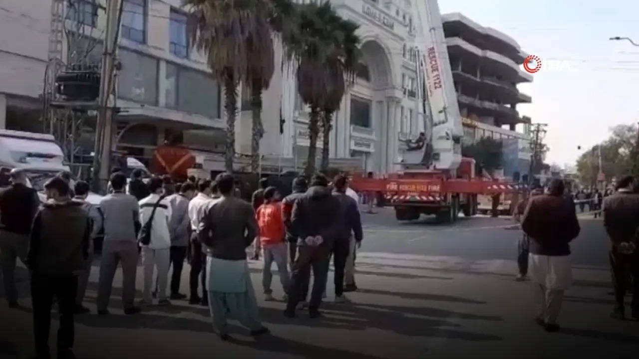 Pakistanda Yangin Faciasi Otelin (1)