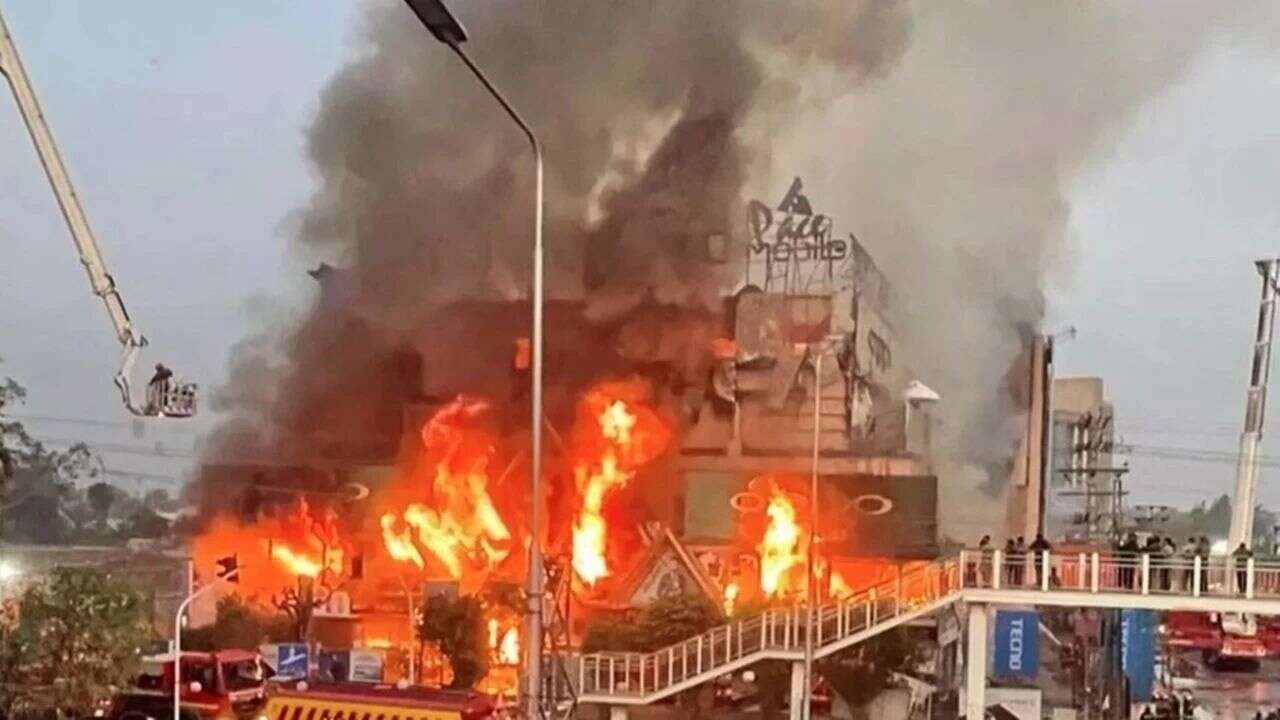 Pakistan'ın Karaçi Şehrinde Bir Alışveriş Merkezinde Yangın Çıktı. 1