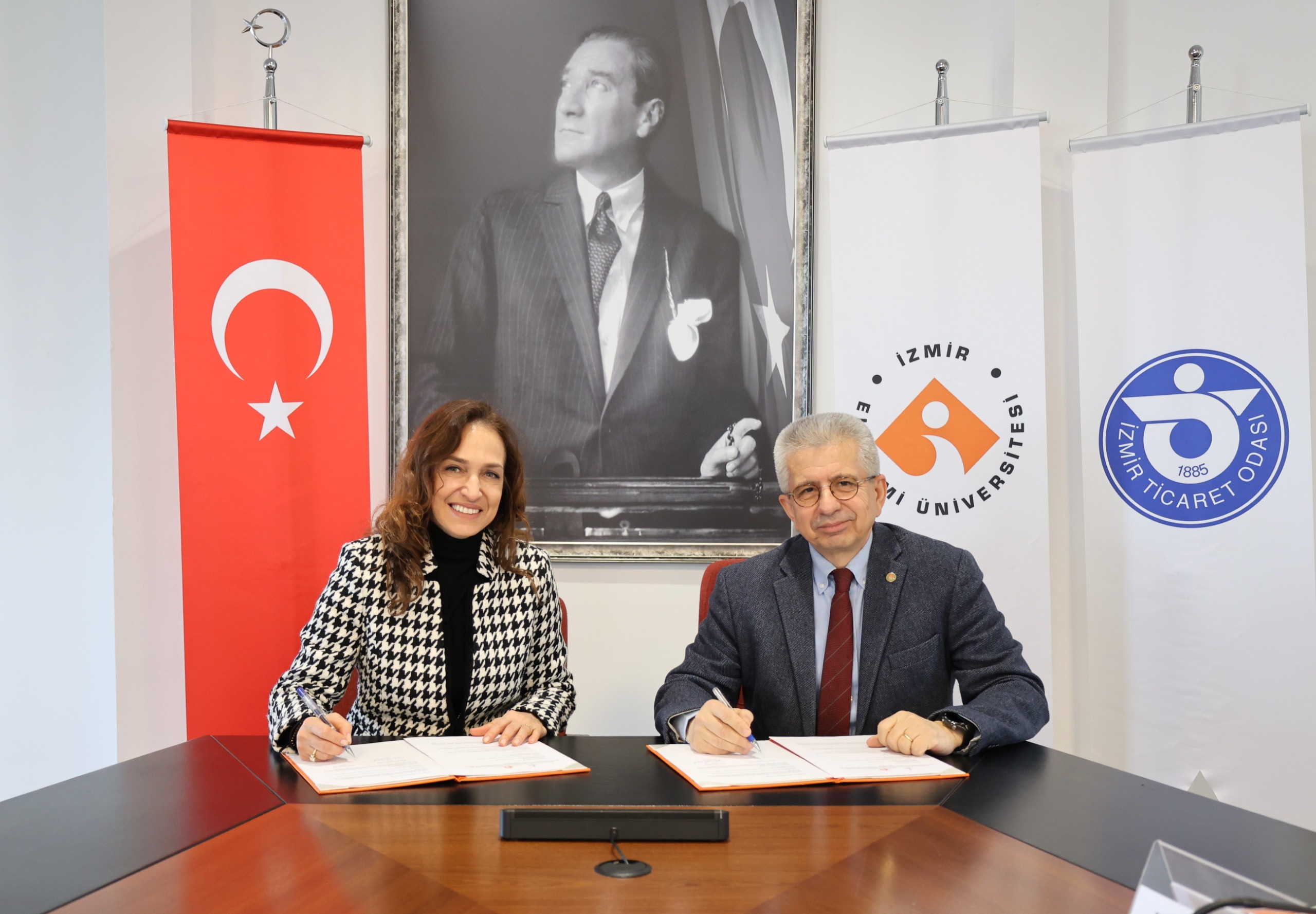 Protokol, İeü Rektörü Prof. Dr. Yusuf Hakan Abacıoğlu (Sağda) Ve Karşıyaka Belediye Başkanı Yıldız Ünsal Tarafından Imzalandı.