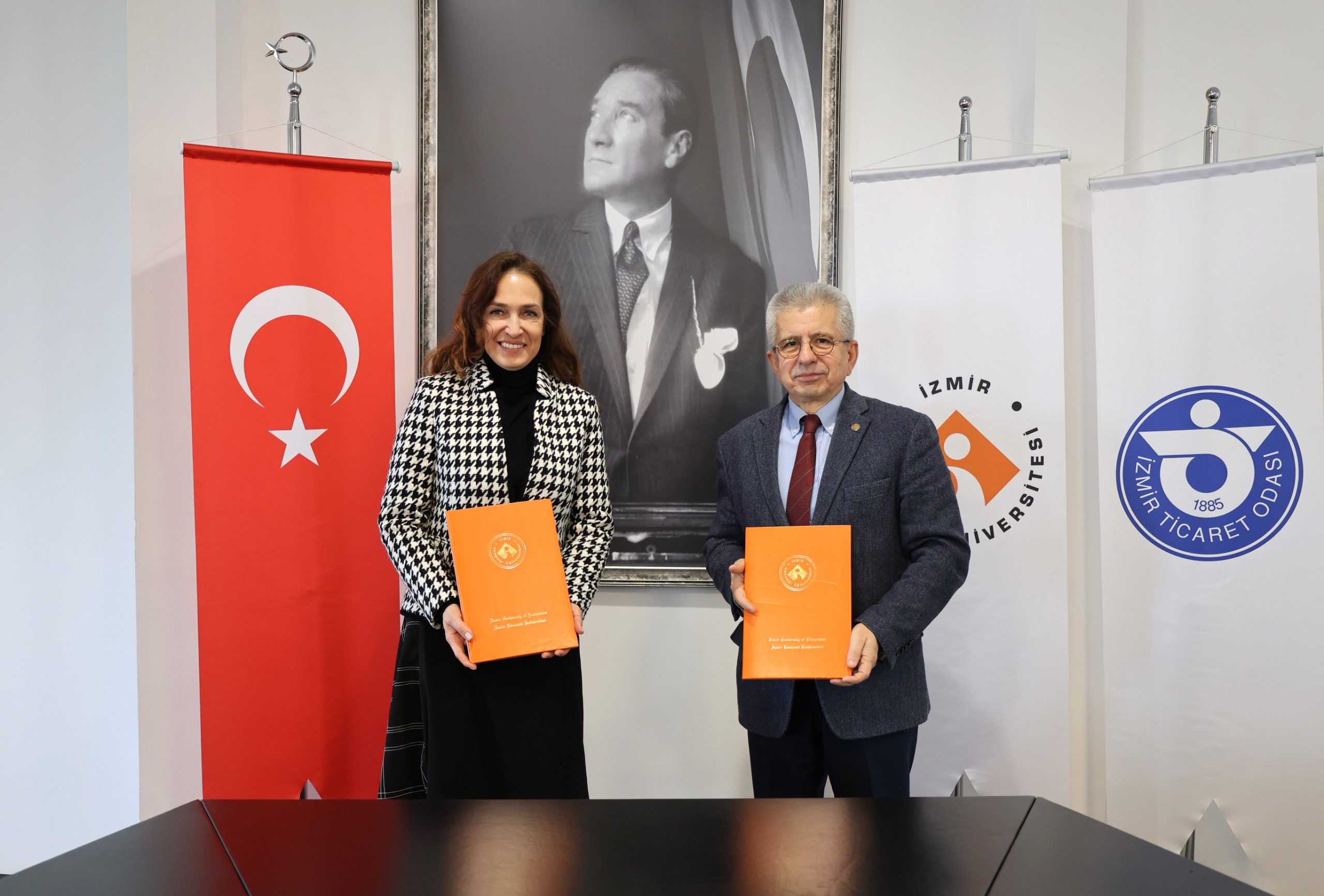 Protokol, İeü Rektörü Prof. Dr. Yusuf Hakan Abacıoğlu Ve Karşıyaka Belediye Başkanı Yıldız Ünsal Tarafından Imzalandı. 1