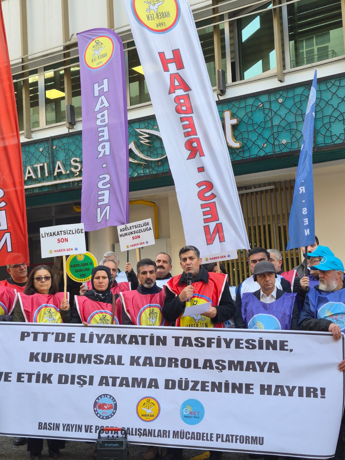 Ptt Önünde Liyakat Tepkisi 'Etik Dışı Atamalara Hayır' (2)