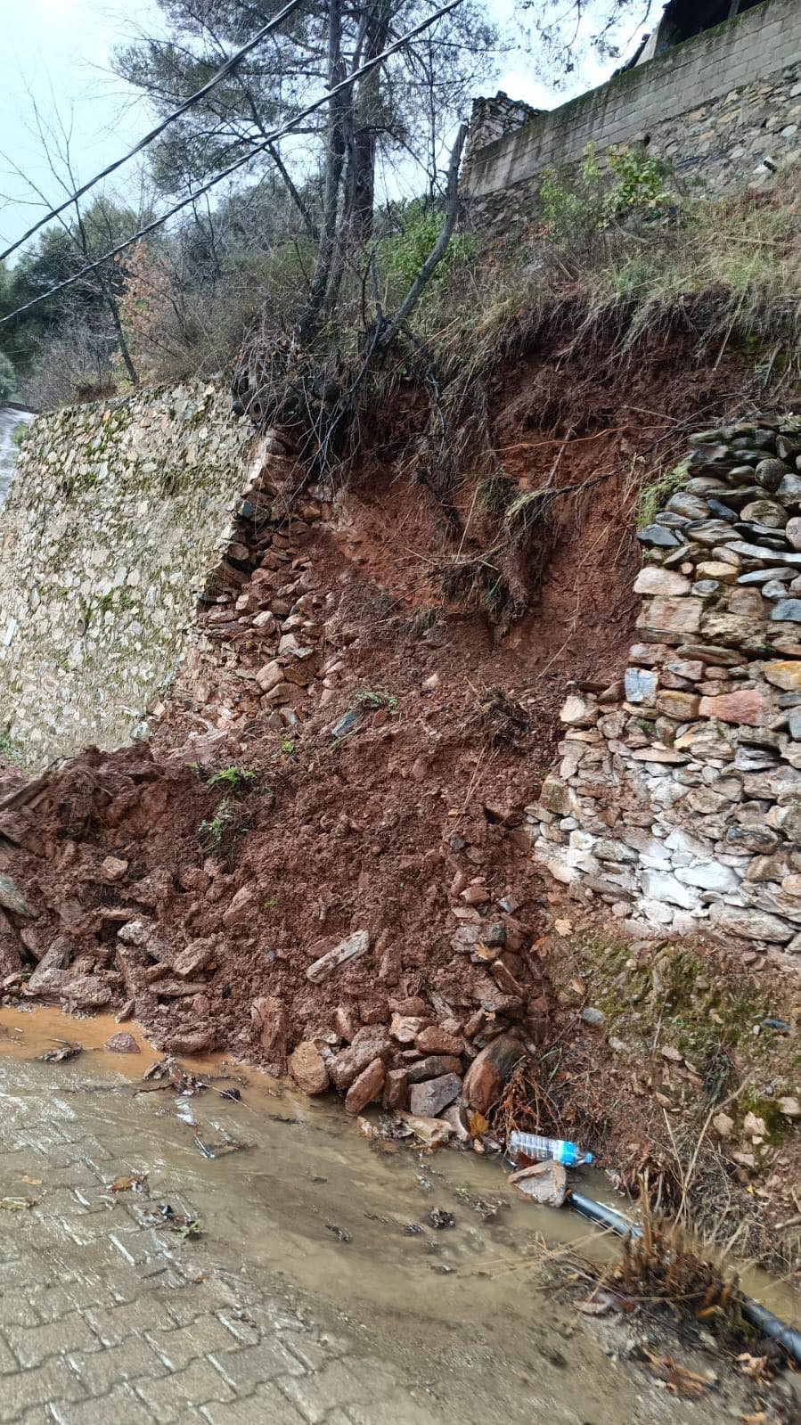 Sağanak Vurdu, Duvar Dayanamadı! (1)