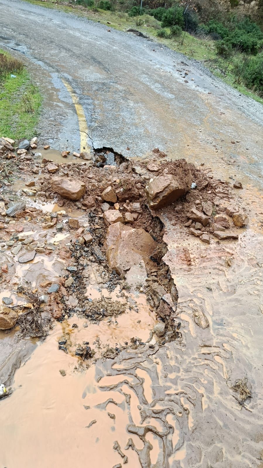 Sağanak Vurdu, Duvar Dayanamadı! (2)