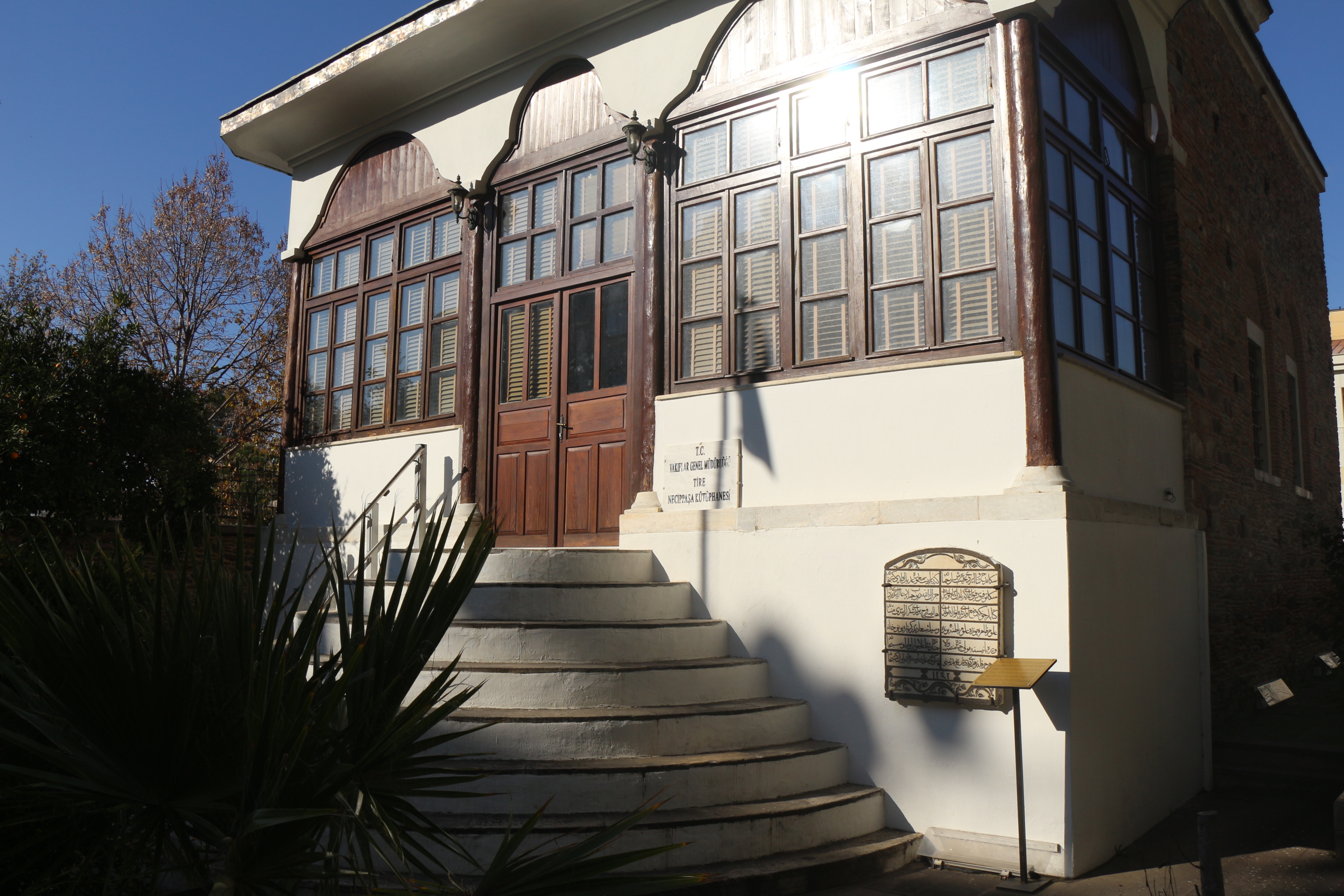 Ti̇re'ni̇n Gi̇zli̇ Hazi̇nesi̇neci̇p Paşa Kütüphanesi̇ (1)