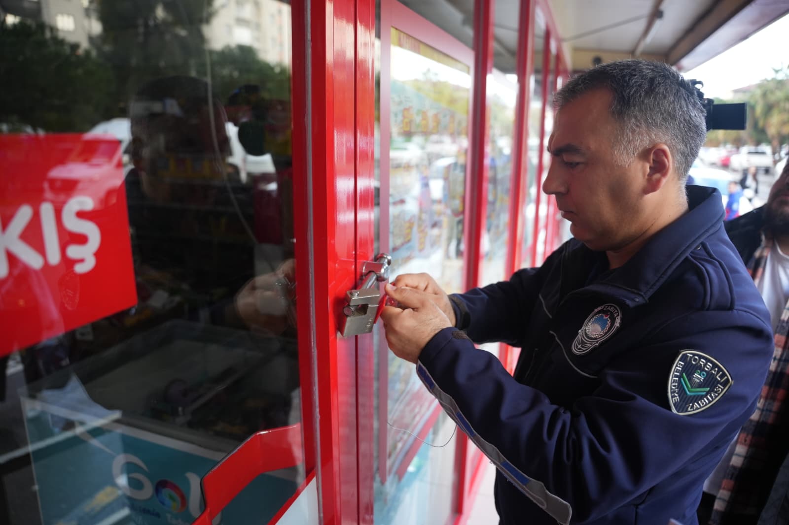 Torbalı’da Tarihi Geçmiş Ürün Satan Marketlere Sert Müdahale (2)