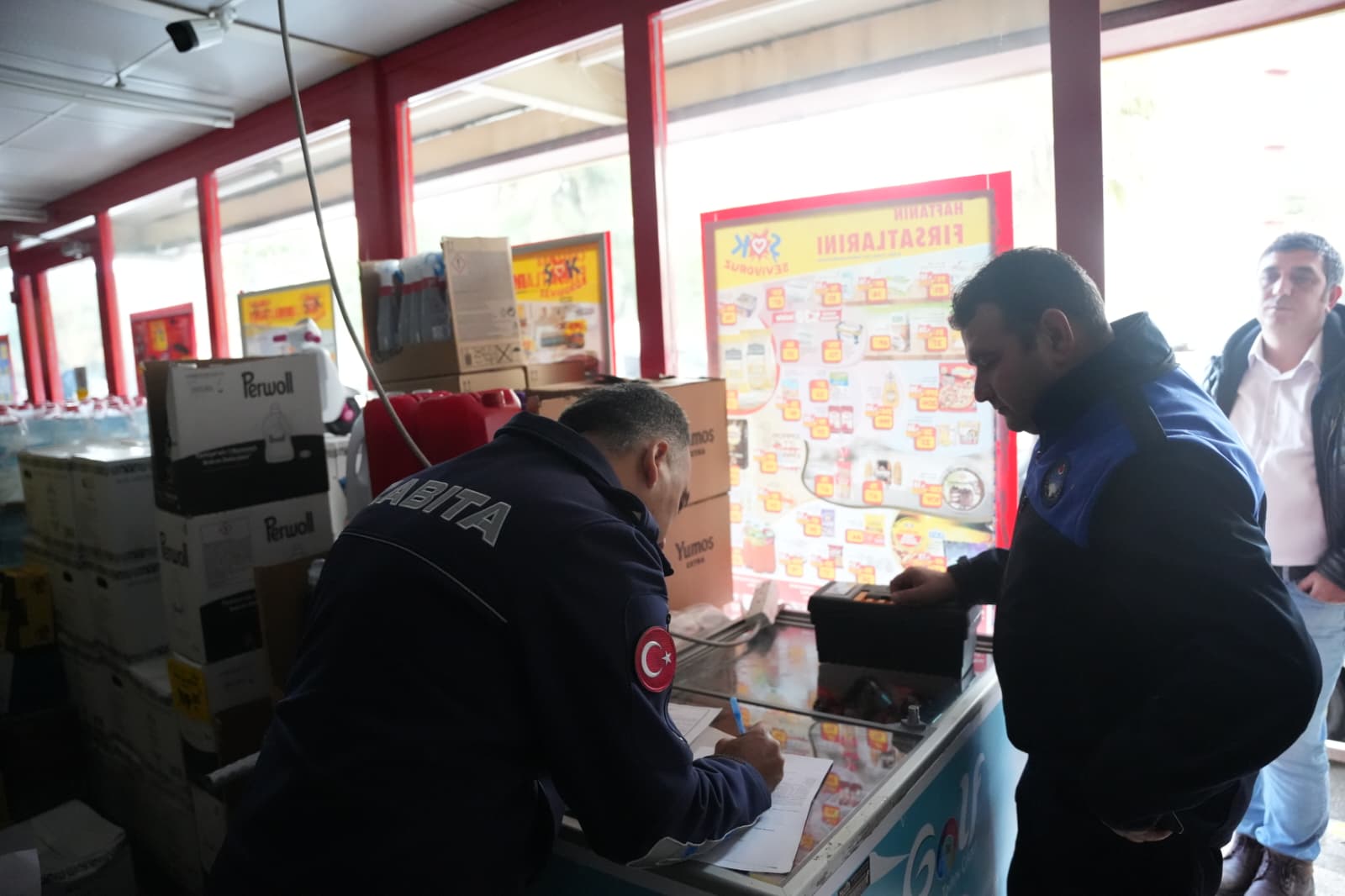 Torbalı’da Tarihi Geçmiş Ürün Satan Marketlere Sert Müdahale (3)