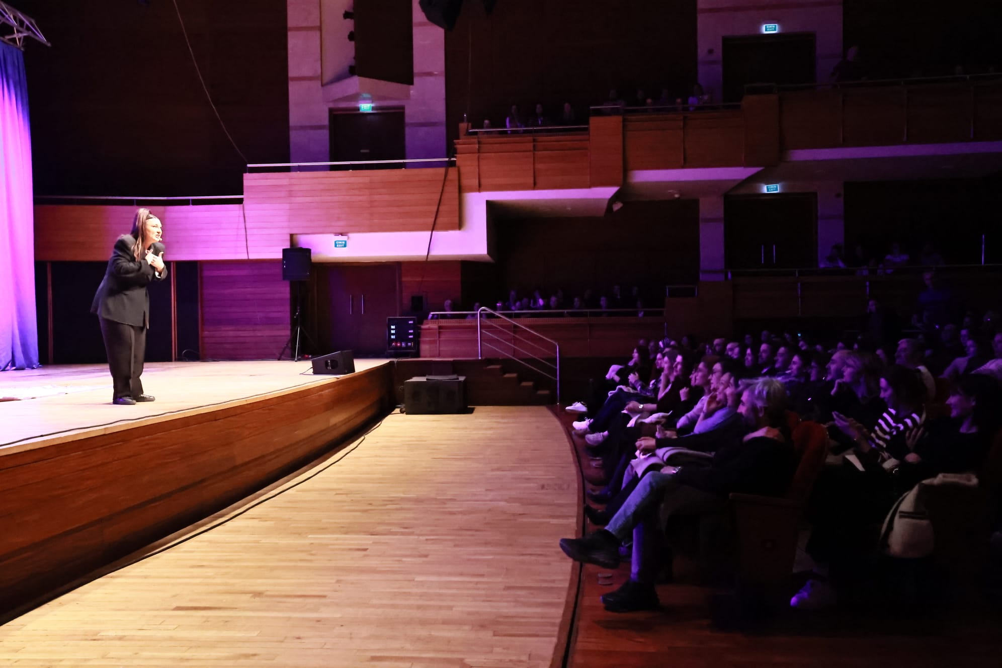 Yasemin Sakallıoğlu İzmir’de Kahkaha Fırtınası Estirdi (4)