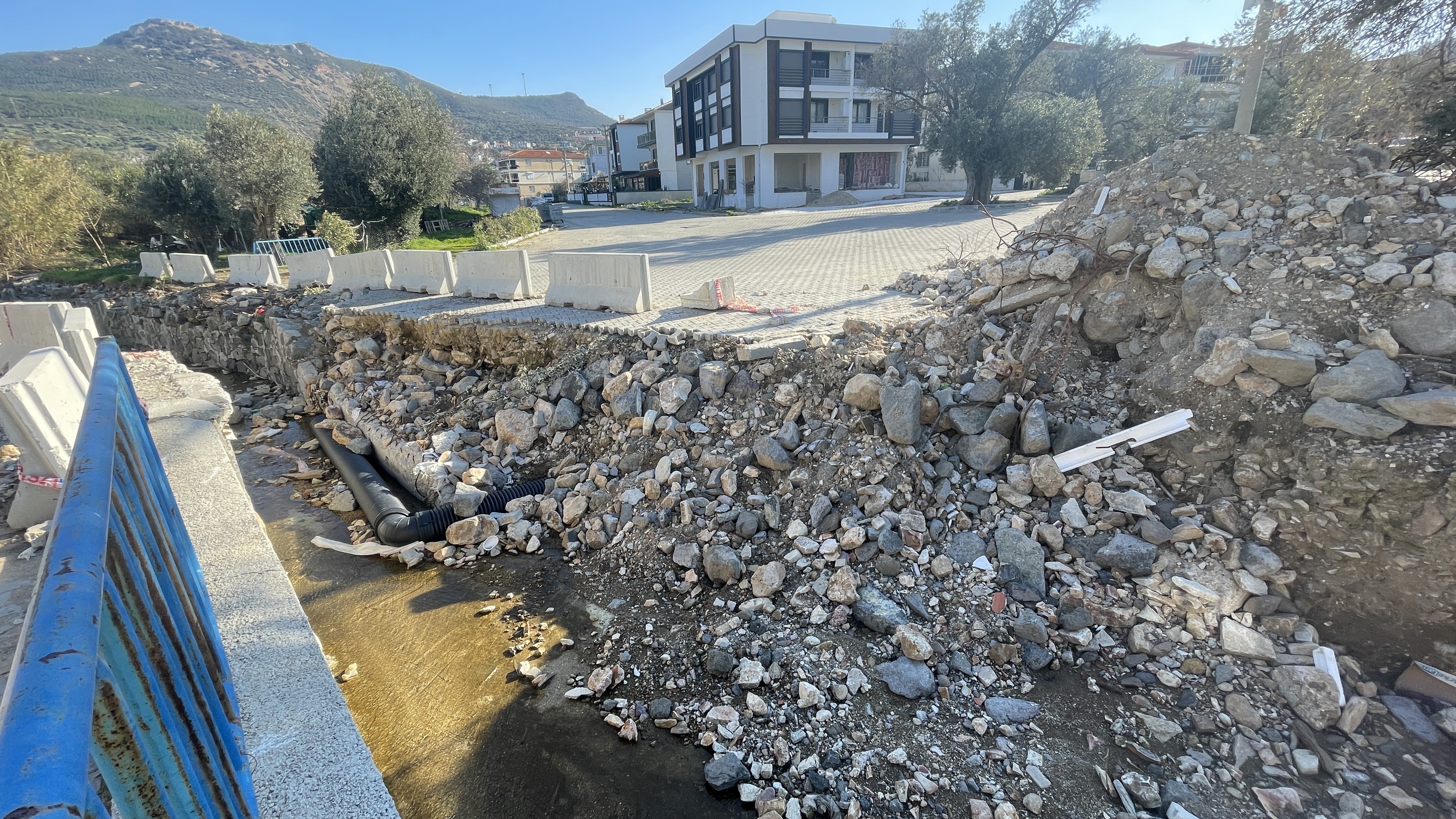 Yeni Foça’da Yarım Kalan Kazı Mahalleyi Ikiye Böldü (2)