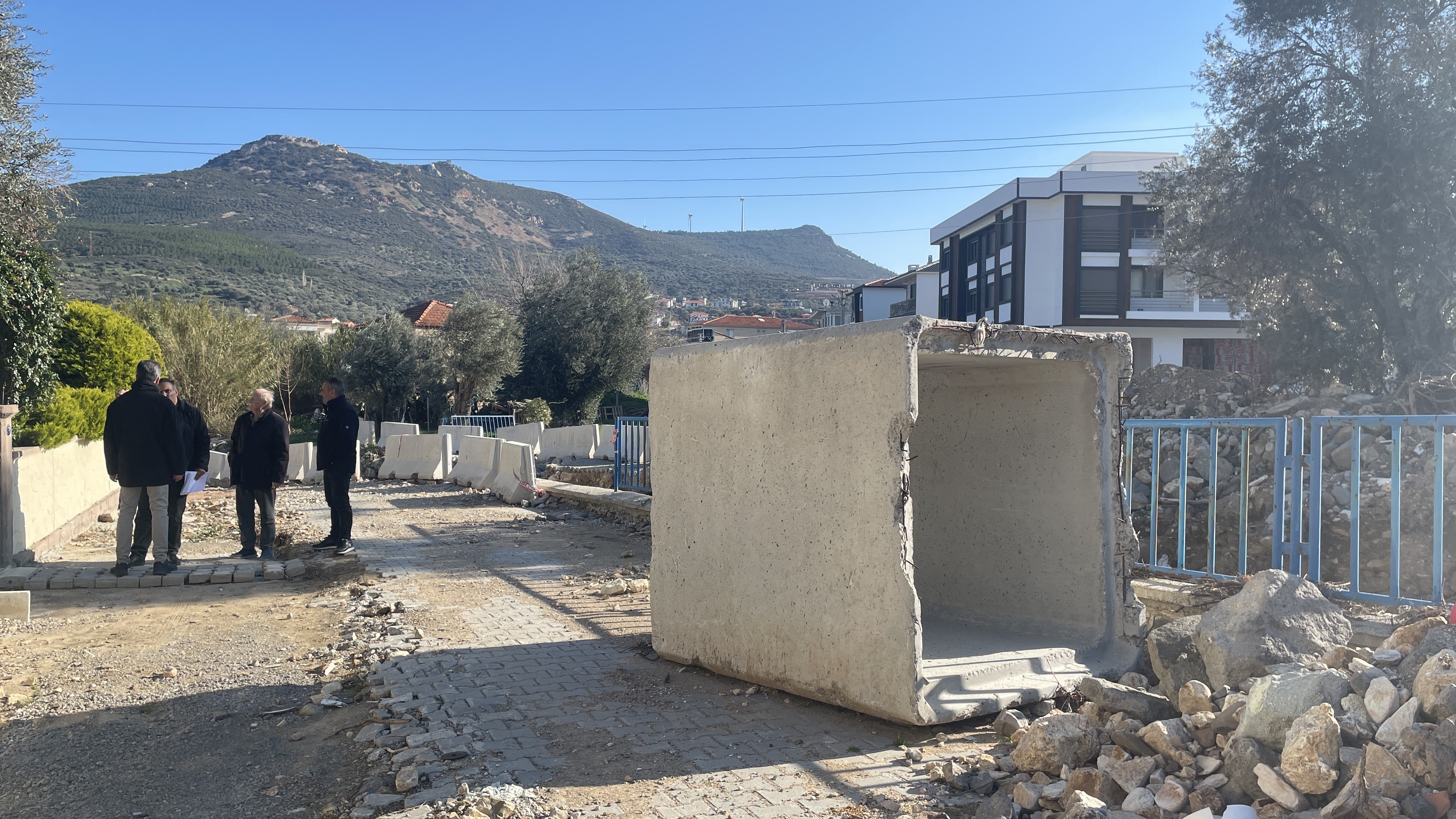 Yeni Foça’da Yarım Kalan Kazı Mahalleyi Ikiye Böldü (4)