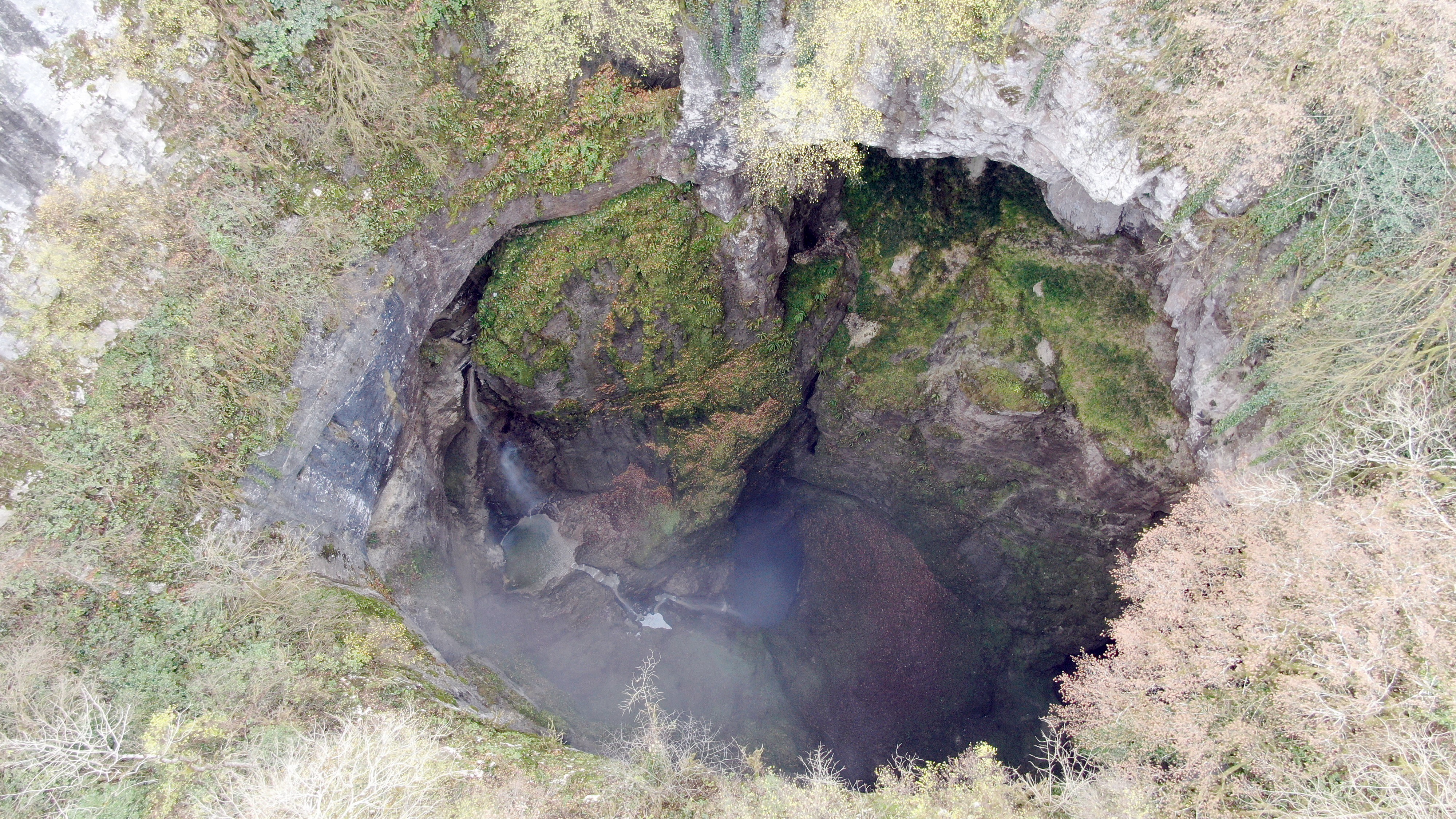 100 Metrelik Dev Ağız! Bu Mağara Görenleri Şaşırtıyor (1)