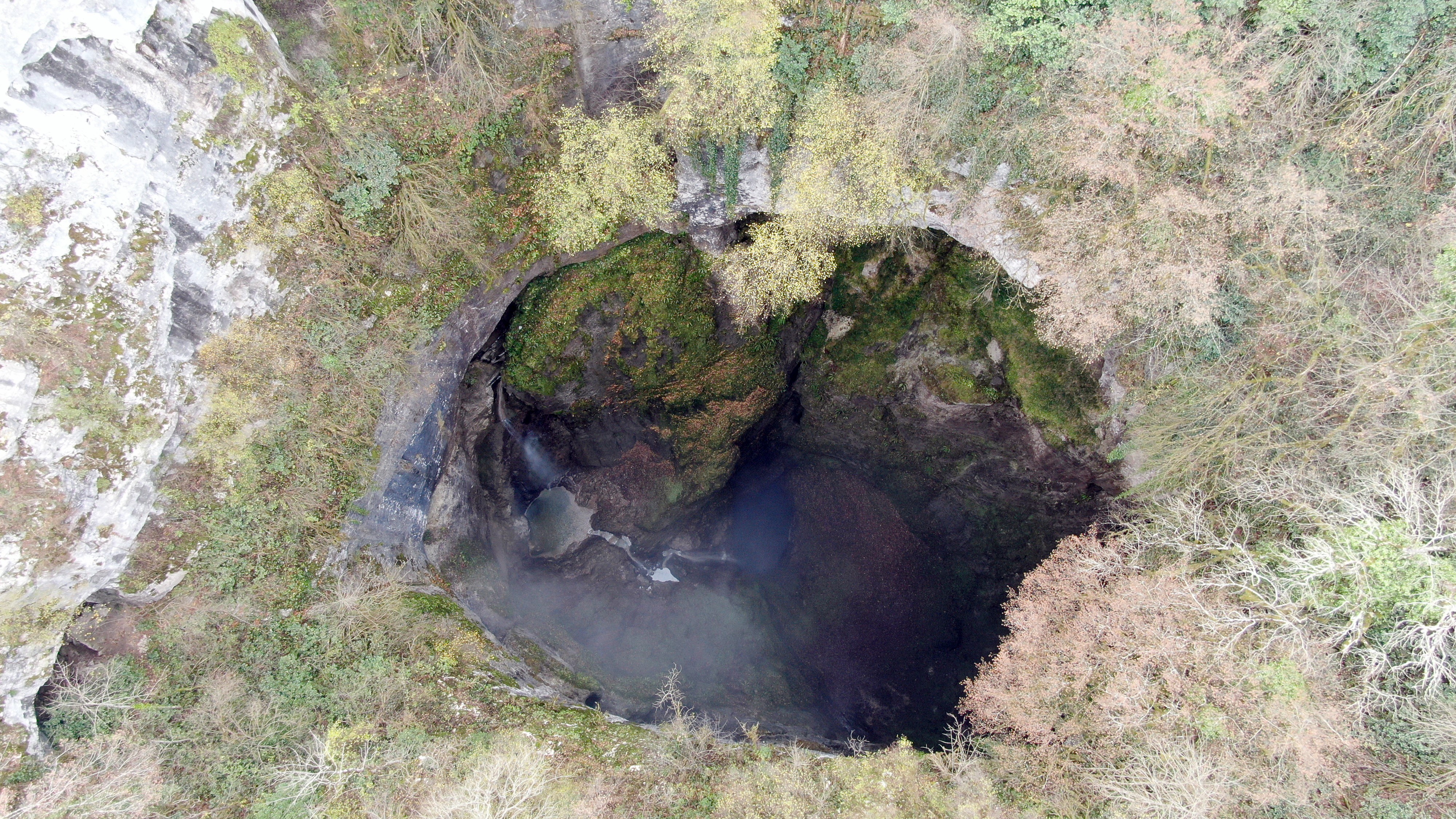 100 Metrelik Dev Ağız! Bu Mağara Görenleri Şaşırtıyor (4)