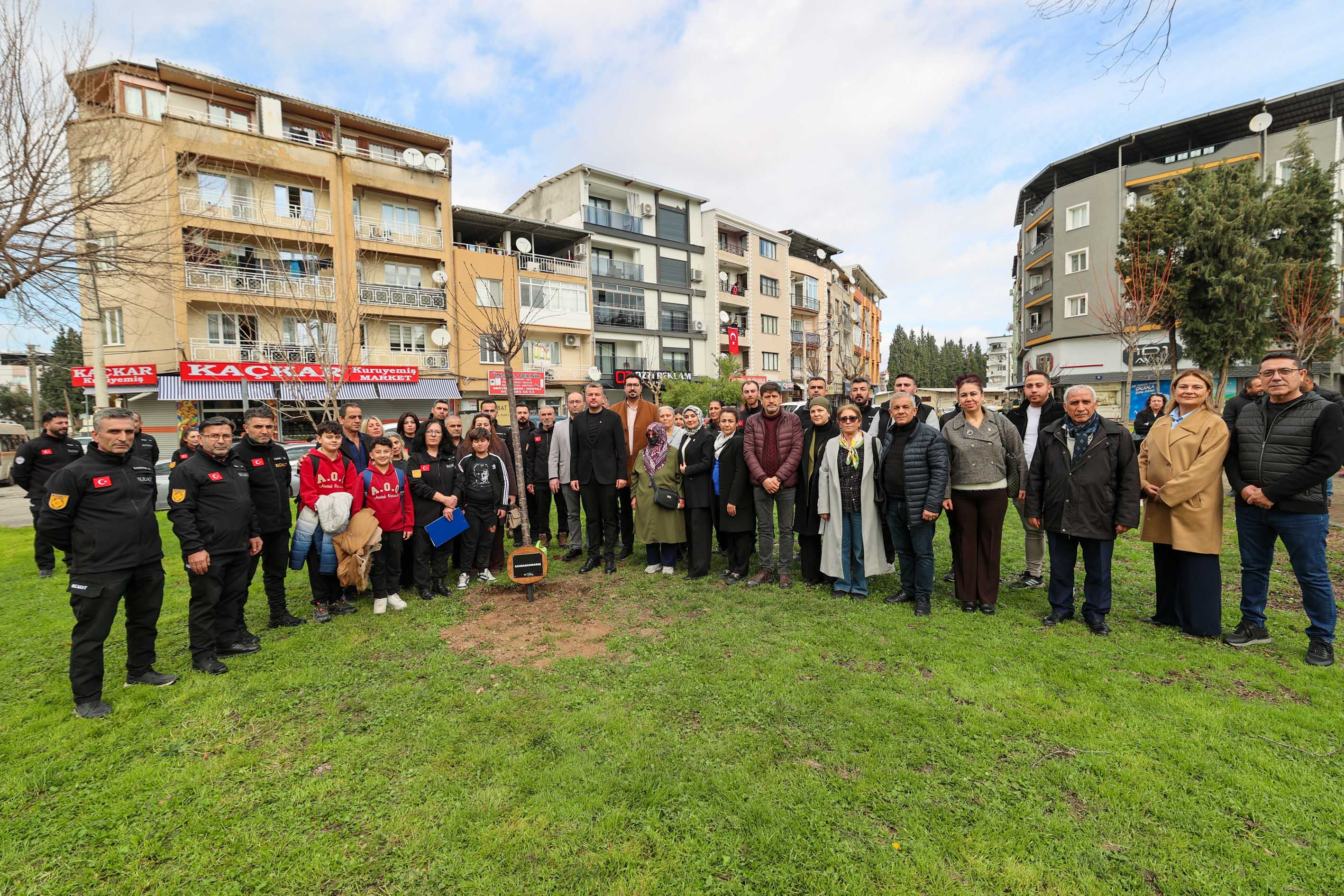 6 Şubat Depreminde Hayatını Kaybedenler Buca’da Fidanlarla Yaşatıldı (1)-1