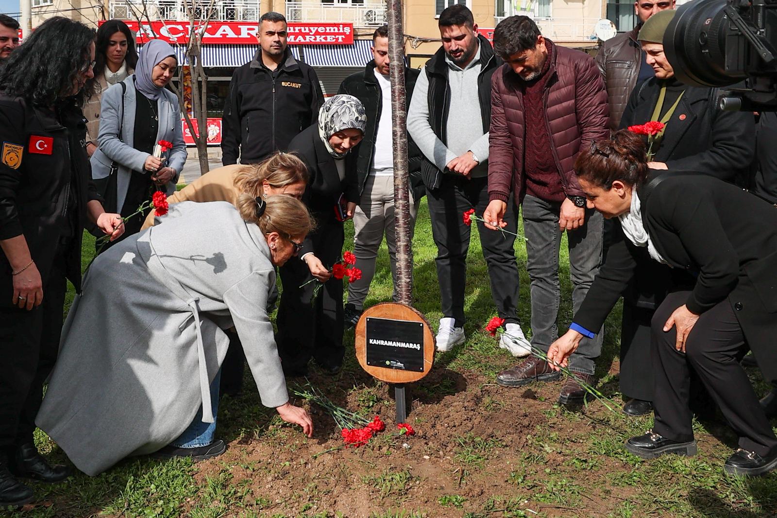6 Şubat Depreminde Hayatını Kaybedenler Buca’da Fidanlarla Yaşatıldı (1)
