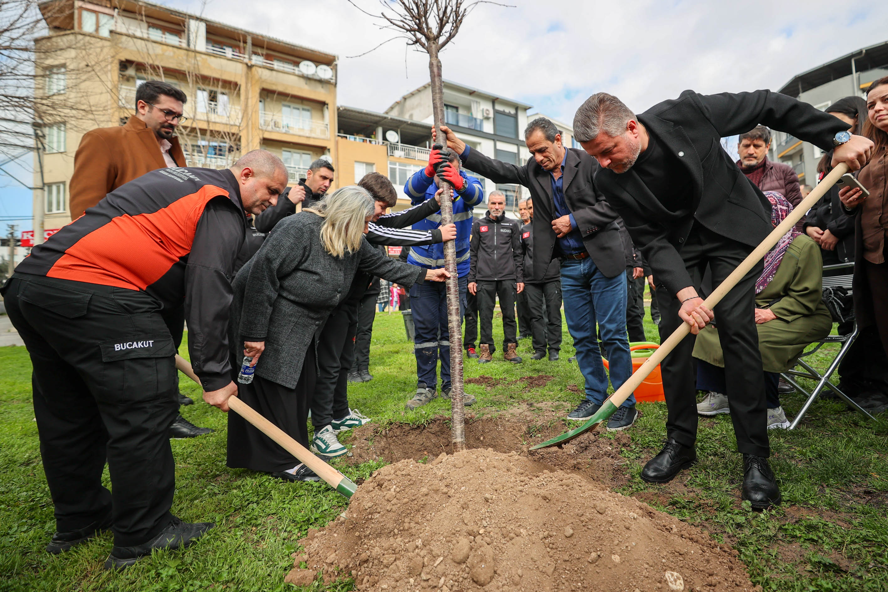 6 Şubat Depreminde Hayatını Kaybedenler Buca’da Fidanlarla Yaşatıldı (2)-1