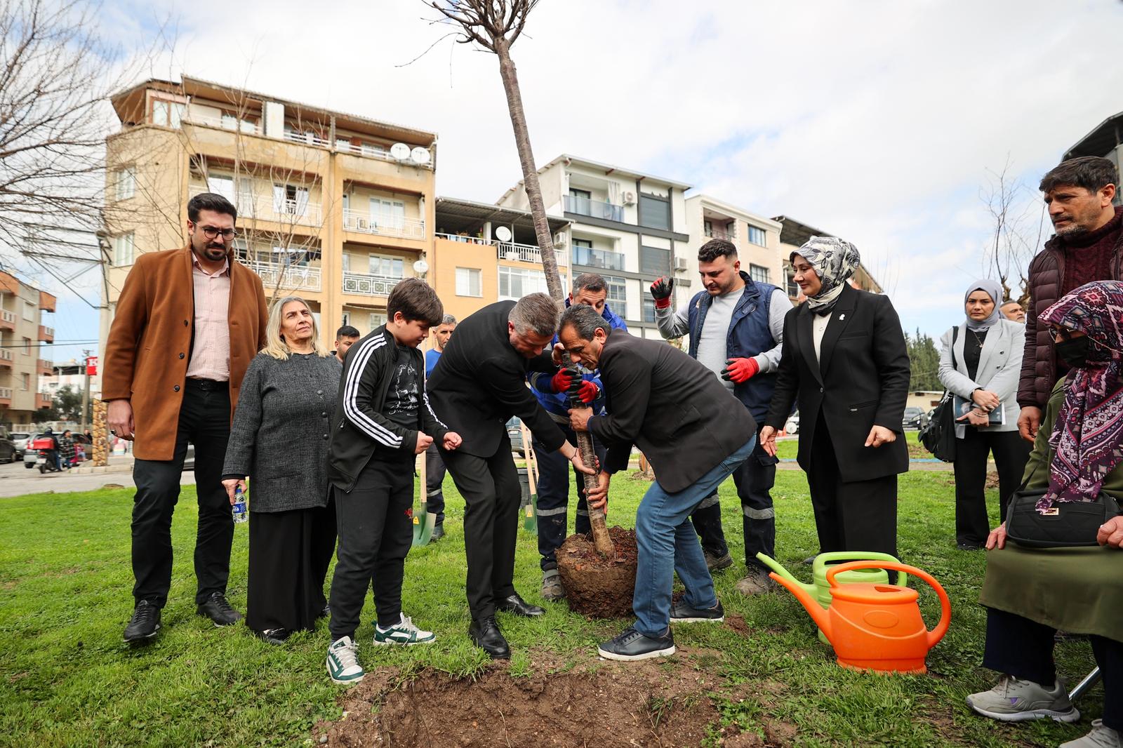 6 Şubat Depreminde Hayatını Kaybedenler Buca’da Fidanlarla Yaşatıldı (4)