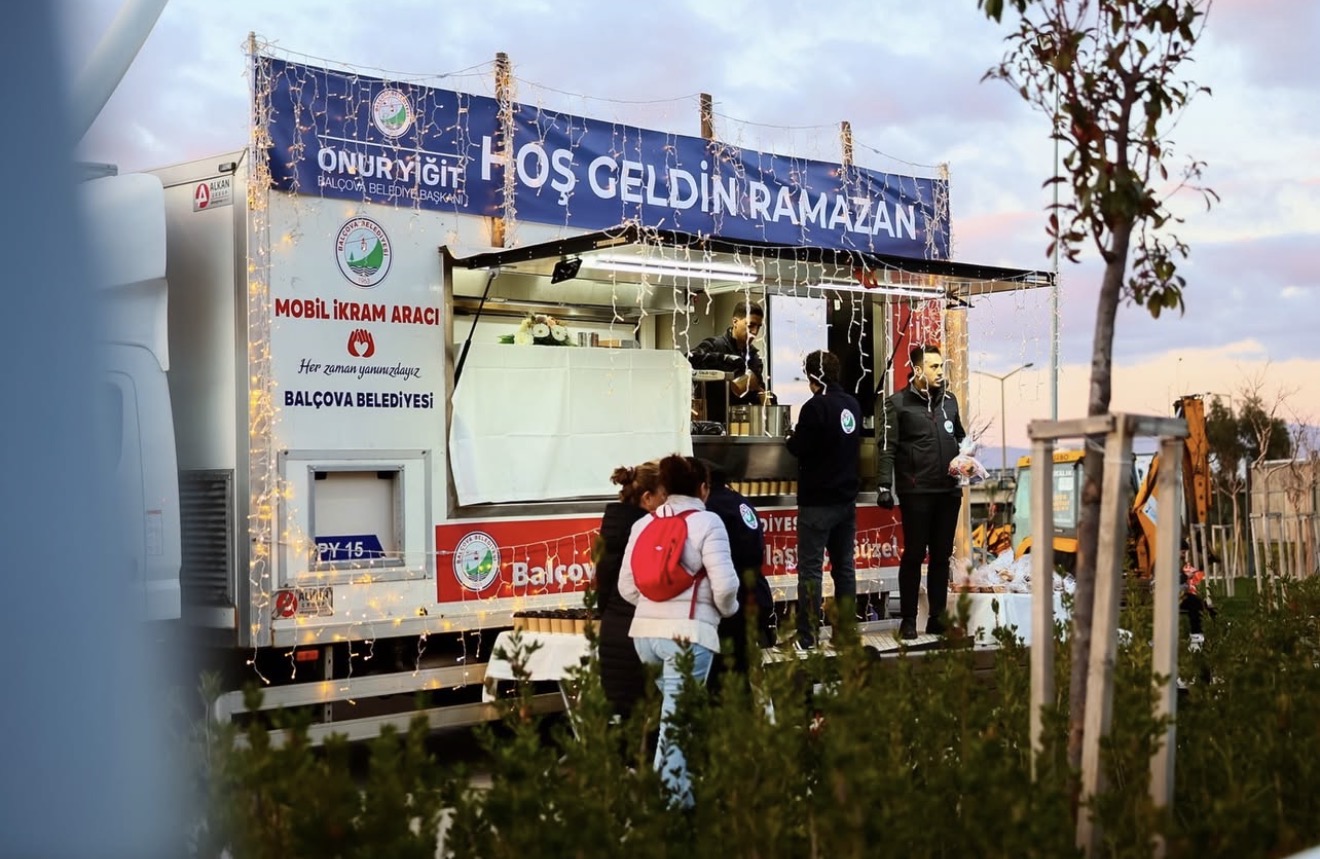 Balçova Belediyesi, Ramazan Ayı Süresince Iftar Saatinde Yolda Olan Vatandaşlara Sıcak Çorba Ikram Ediyor. (3)
