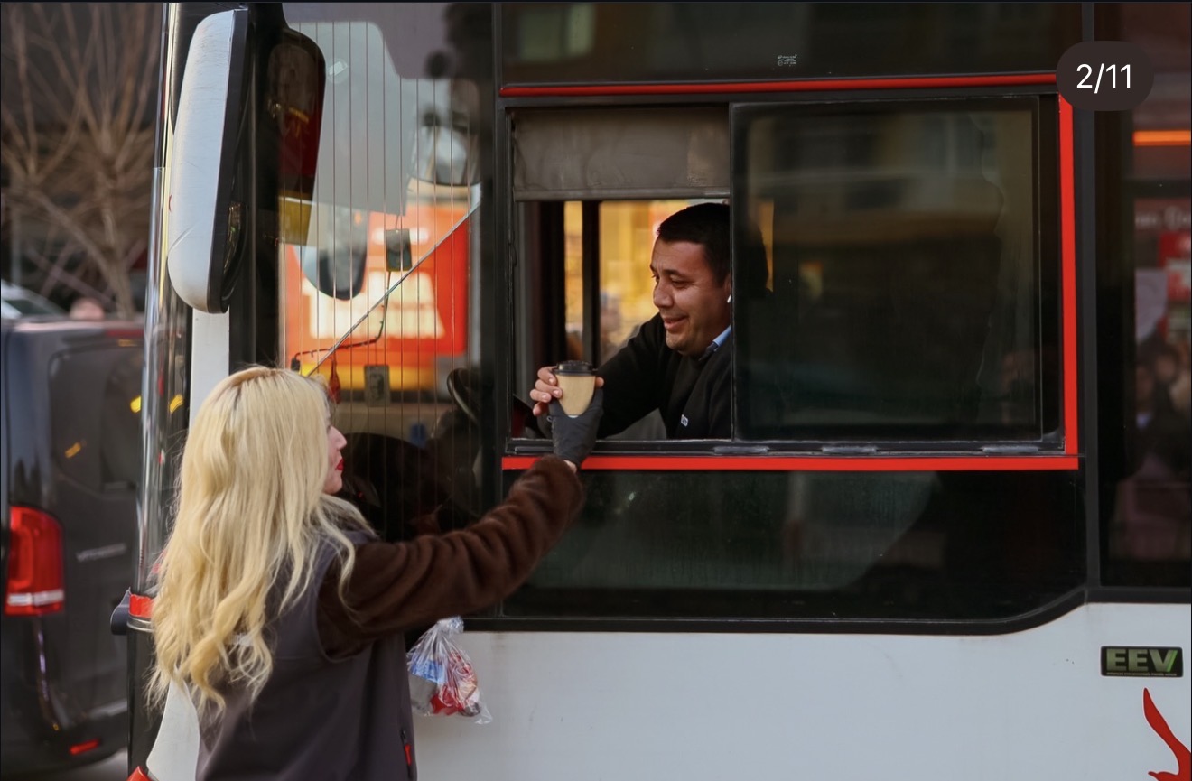 Balçova Belediyesi, Ramazan Ayı Süresince Iftar Saatinde Yolda Olan Vatandaşlara Sıcak Çorba Ikram Ediyor. (4)