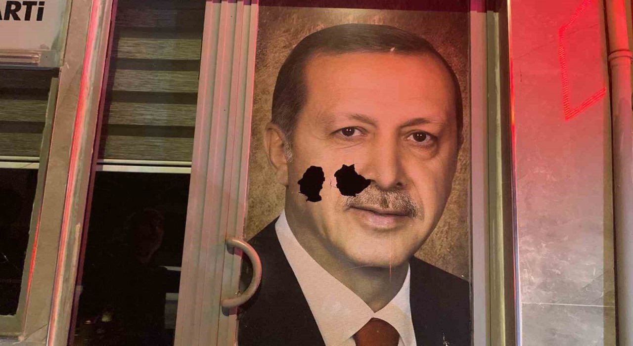 Balıkesir'de Ak Parti Binasına Taşlı Saldırı (2)