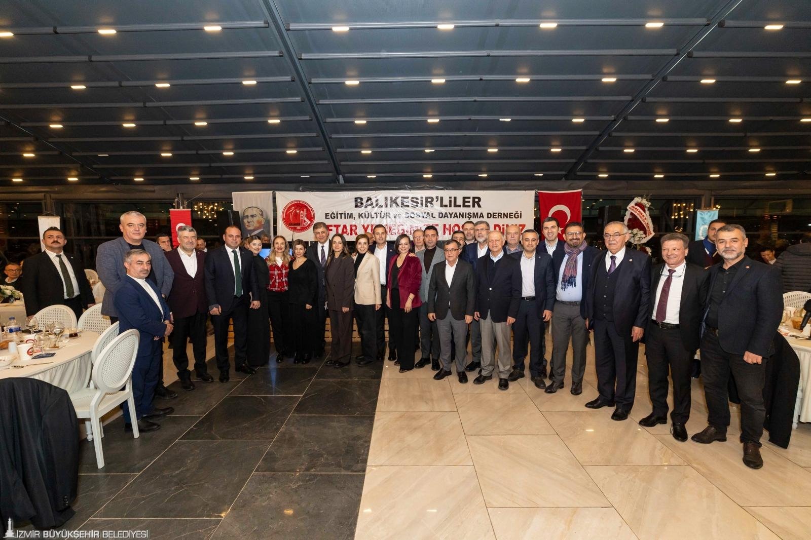 Başkan Tugay, İzmir'deki Balıkesirlilerle Iftarda Buluştu