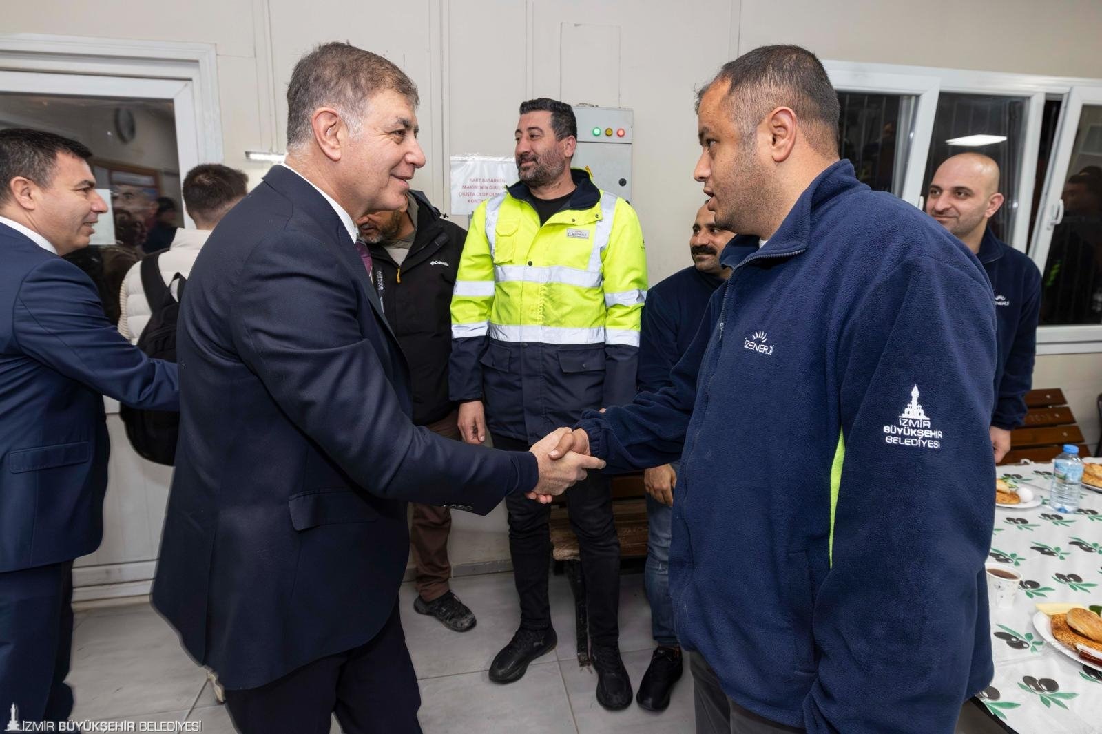 Başkan Tugay, Mesaiye Emekçi Ile Başladı 11