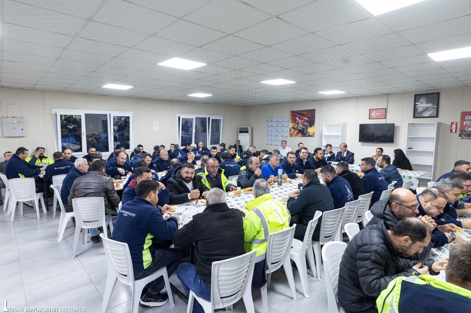 Başkan Tugay, Mesaiye Emekçi Ile Başladı 22