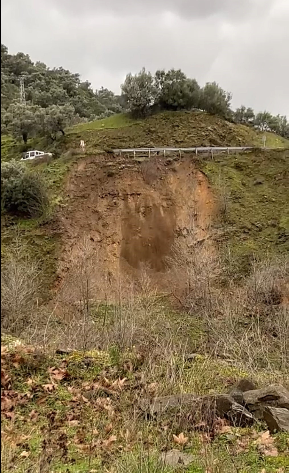 Bayındır Ilçesinde Bulunan Zeytinova Barajı Yolunda Heyelan Meydana Geldi.-1