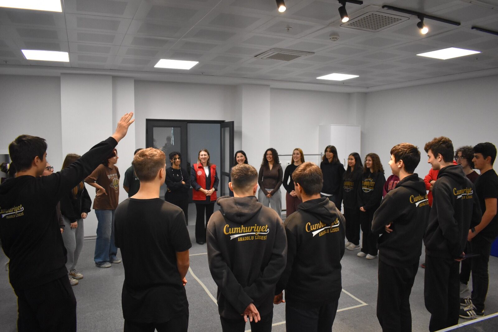 Bergama Gençlik Merkezi Ile Bergama Cumhuriyet Anadolu Lisesi Iş Birliğinde Gençlerin Toplum Bilinci Ve Sosyal Sorumluluk Duygularını Güçlendirmeyi Amaçlayan Geleceğe İmza Projesi Hayata Geçirildi (1)