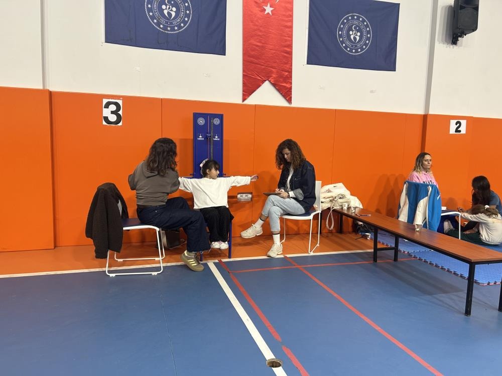 Bergama’da Geleceğin Yıldızları Sahada 11