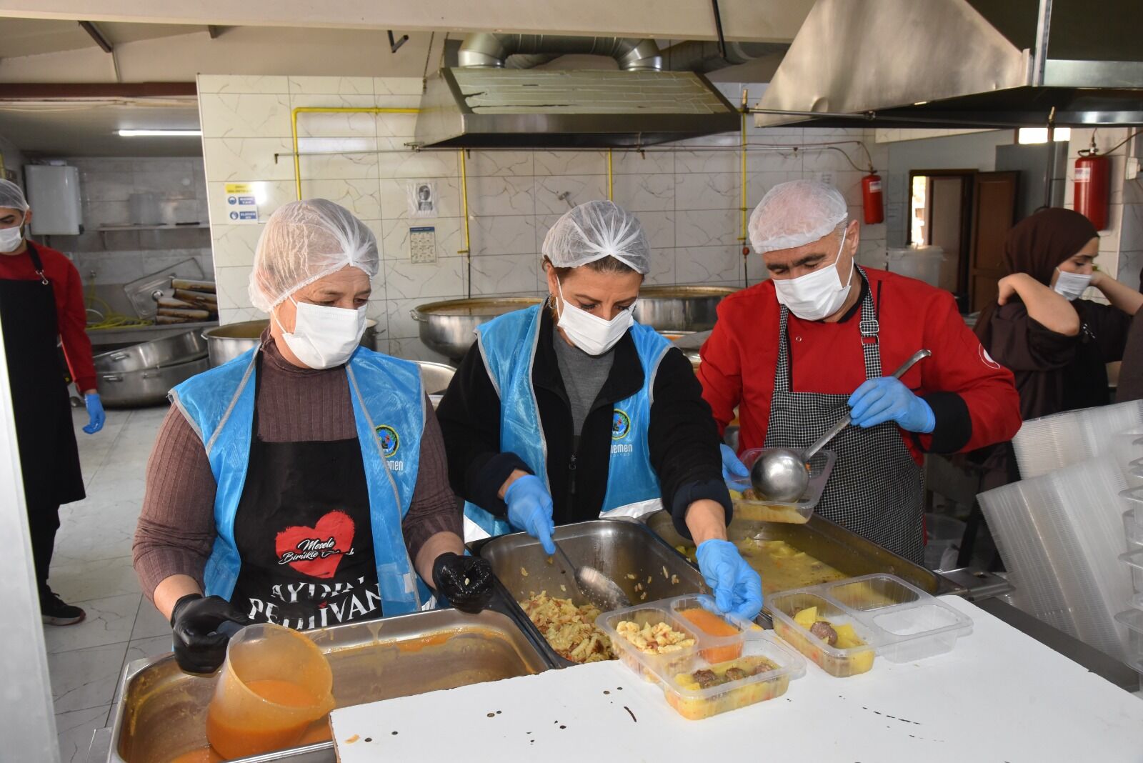 Binlerce Kişilik Yemek Kapasitesiyle Menemen Fark Yaratıyor! (4)