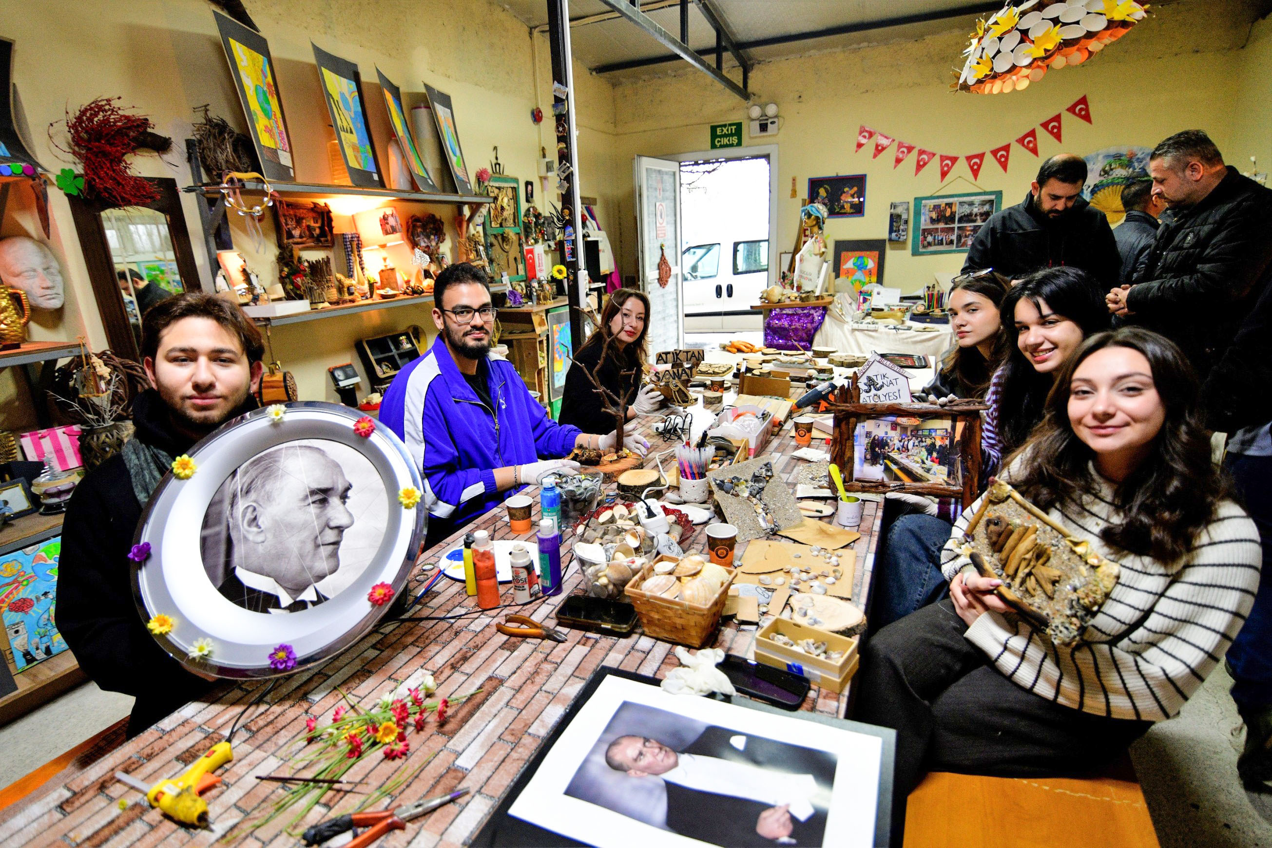 Bornova Belediyesi Ile Aiesec İzmir Şubesi Iş Birliğinde Düzenlenen “Atıktan Sanata Genç Bakış” Etkinliği, Gençleri Sürdürülebilirlik Ekseninde Bir Araya Getirdi. (2)