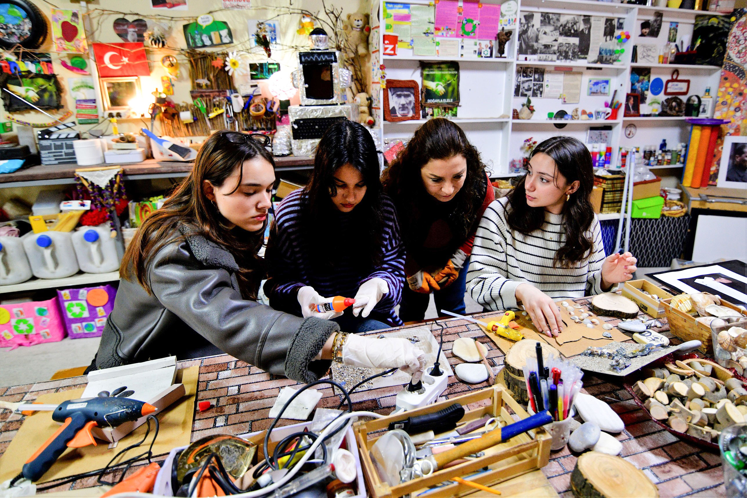 Bornova Belediyesi Ile Aiesec İzmir Şubesi Iş Birliğinde Düzenlenen “Atıktan Sanata Genç Bakış” Etkinliği, Gençleri Sürdürülebilirlik Ekseninde Bir Araya Getirdi. (5)