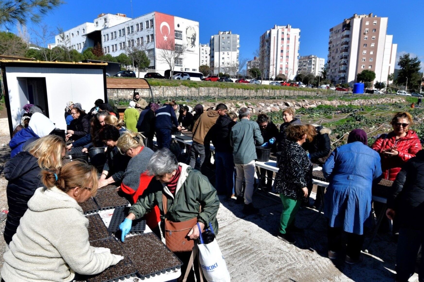 Bornova’da Kadın Emeği Toprakla Hayat Buluyor (1)